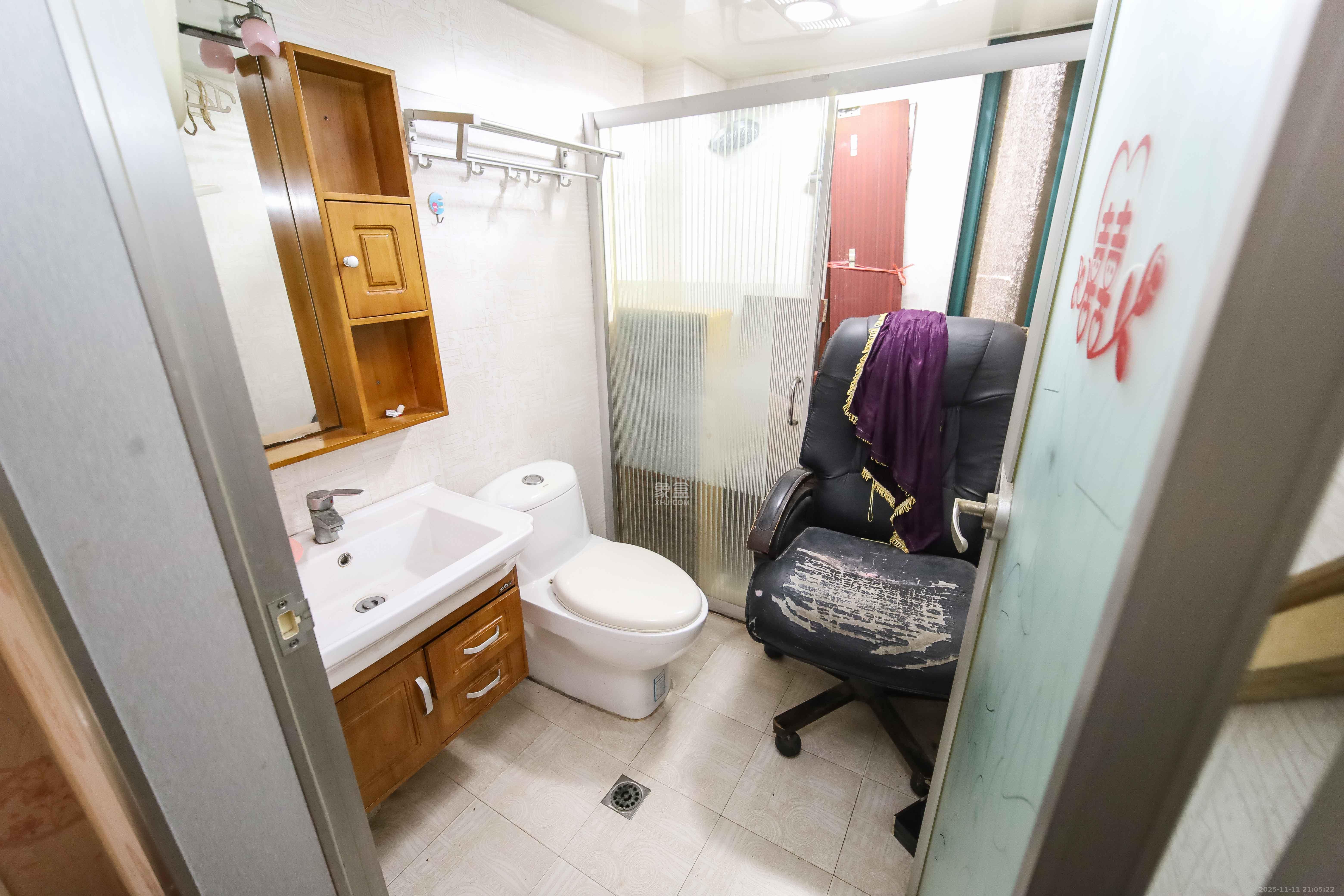 东玺门  3室2厅1卫    98.0万卫生间