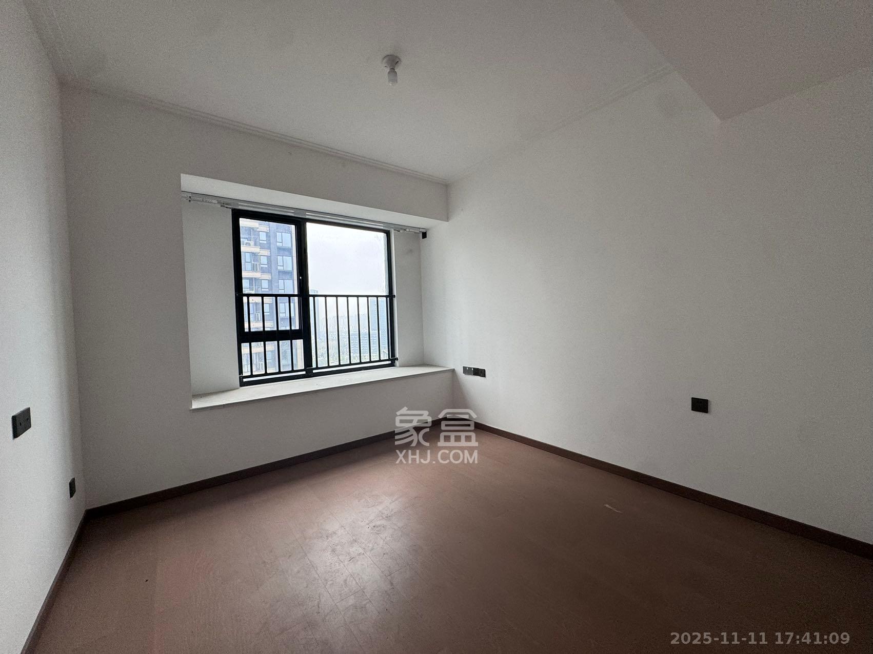 绿地V岛  3室2厅2卫    3300.0元/月室内图