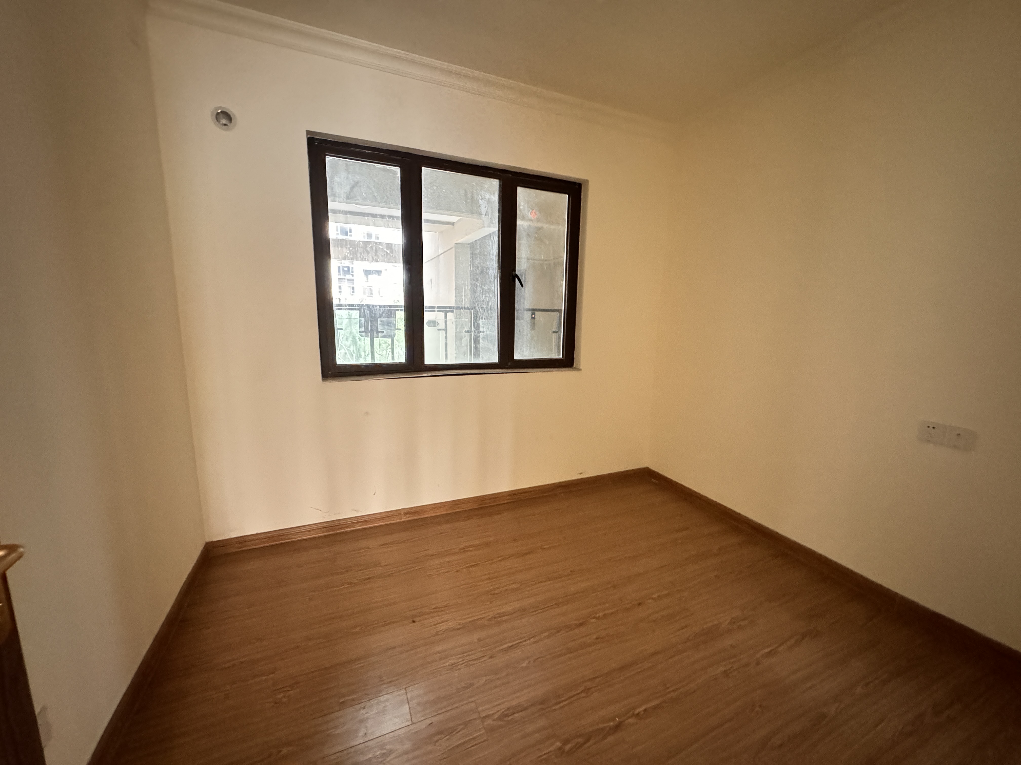 华耀碧桂园十里江湾誉峯 3室2厅2卫 65.0万 华耀碧桂园十里江湾誉峯 3室2厅2卫 65.0万客厅