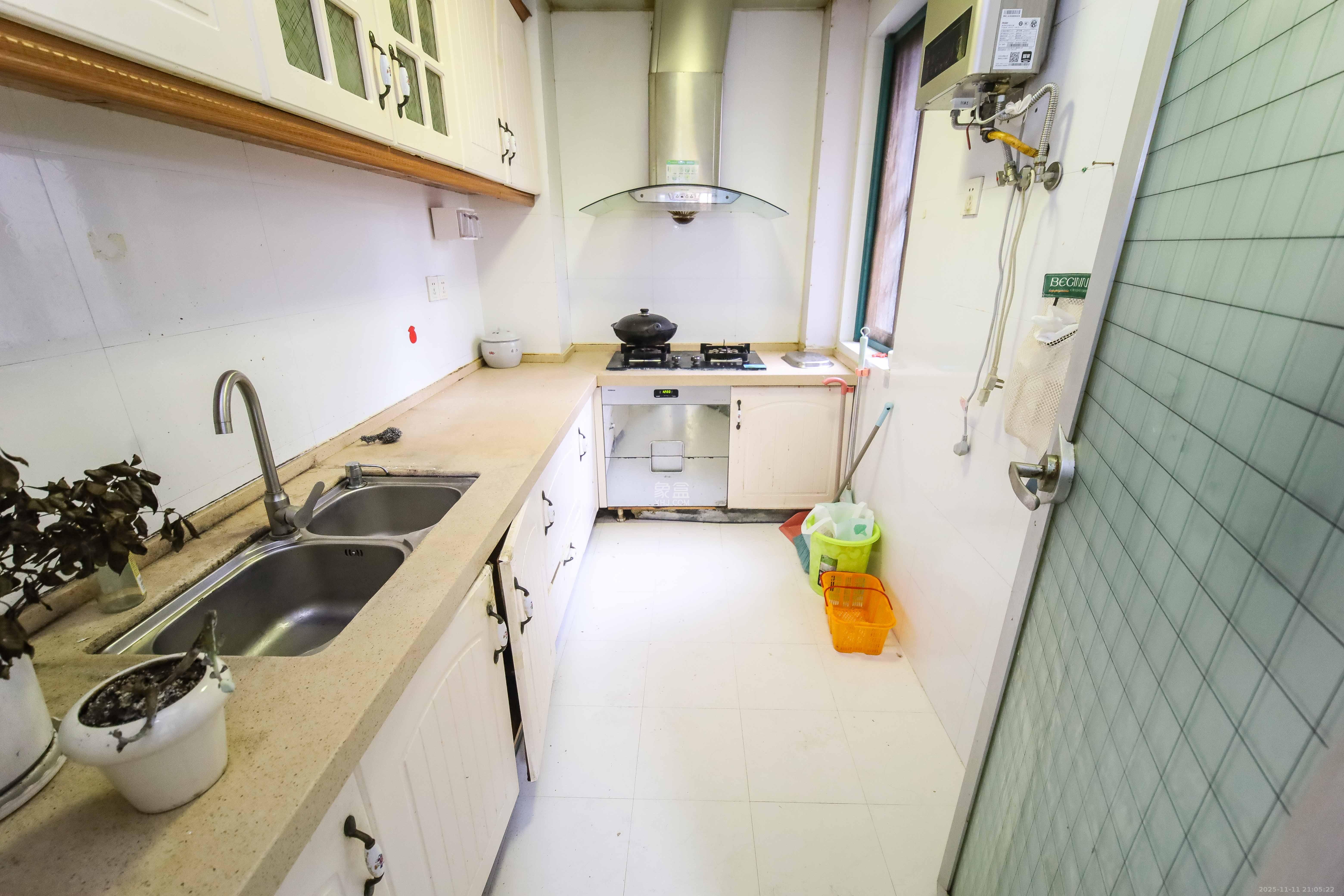 东玺门  3室2厅1卫    98.0万厨房