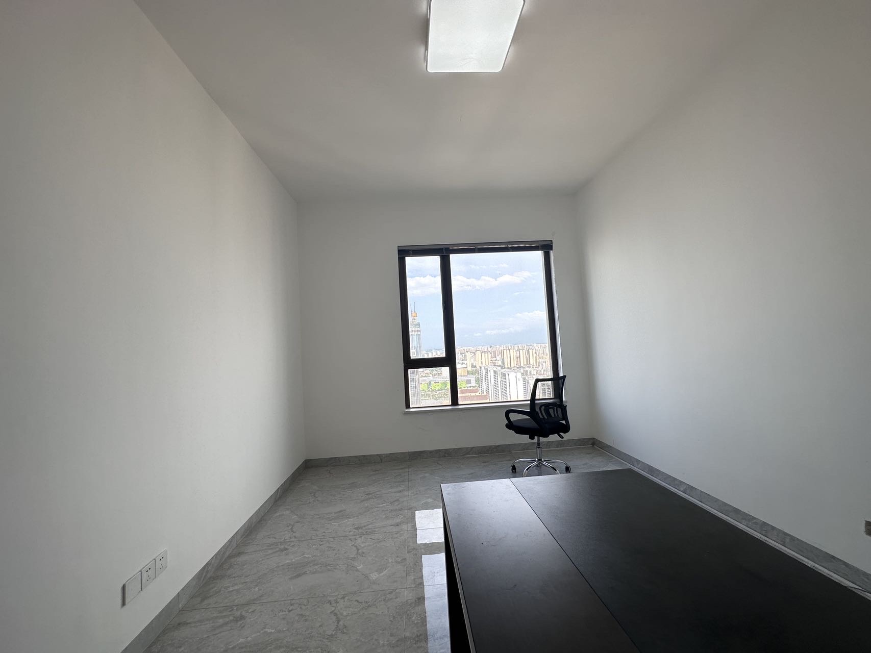 海航豪庭南苑  4室2厅4卫    10500.0元/月室内图