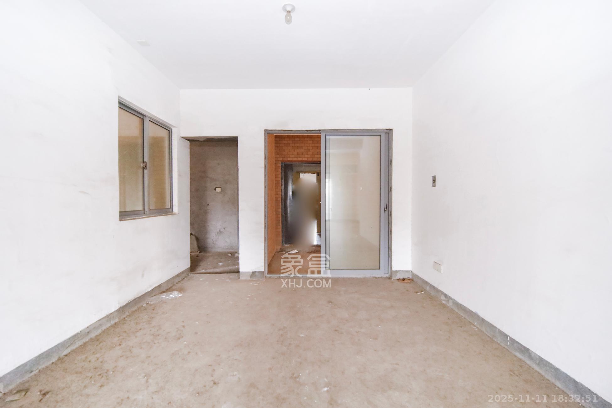 上海城小区  4室2厅2卫    138.0万客厅