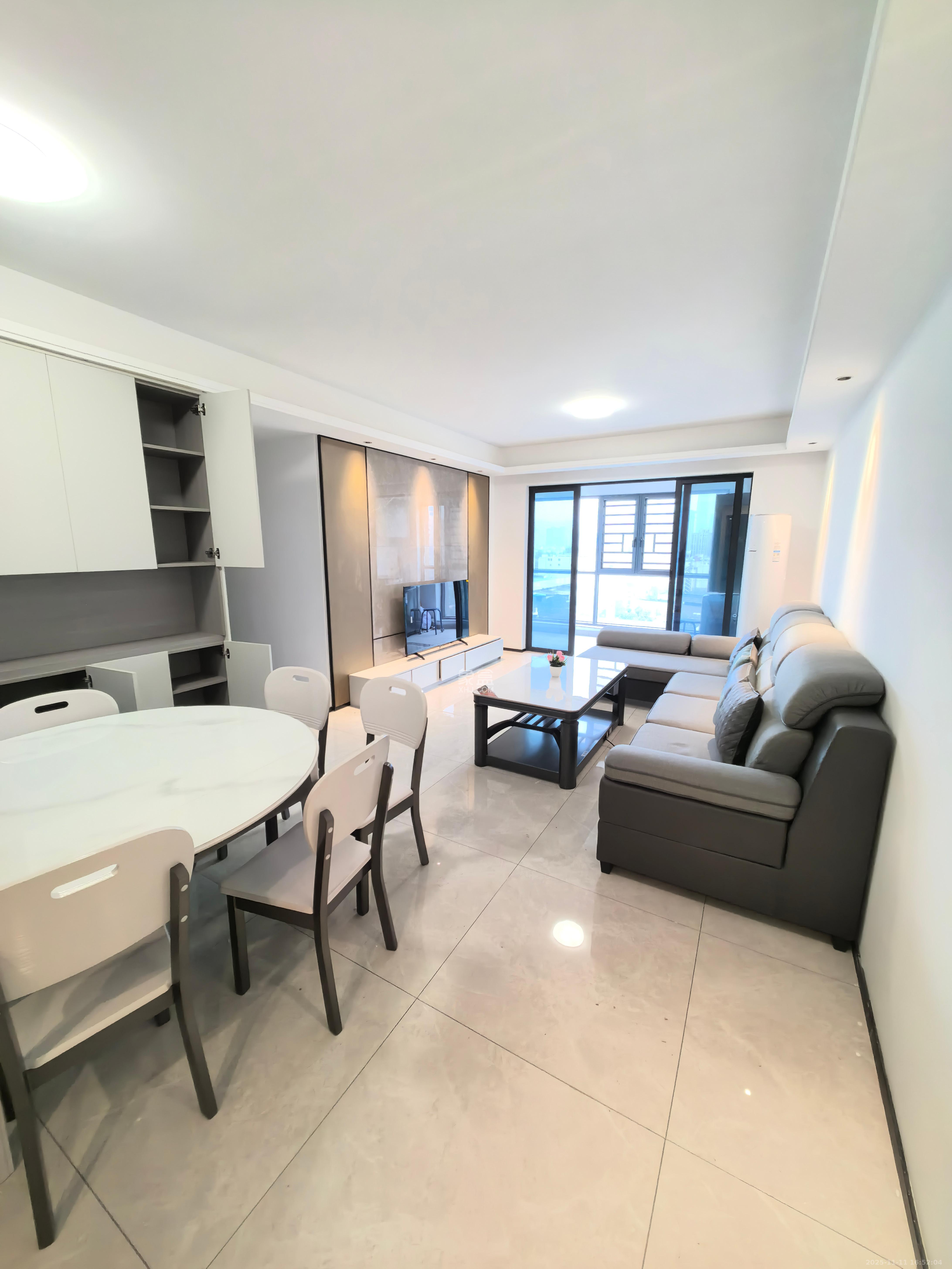 长房悦香山 3室2厅2卫 3300.0元/月 长房悦香山 3室2厅2卫 3300.0元/月室内图