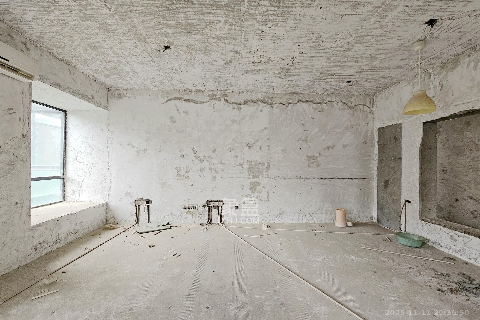 茂华国际湘  5室2厅2卫    180.0万卧室