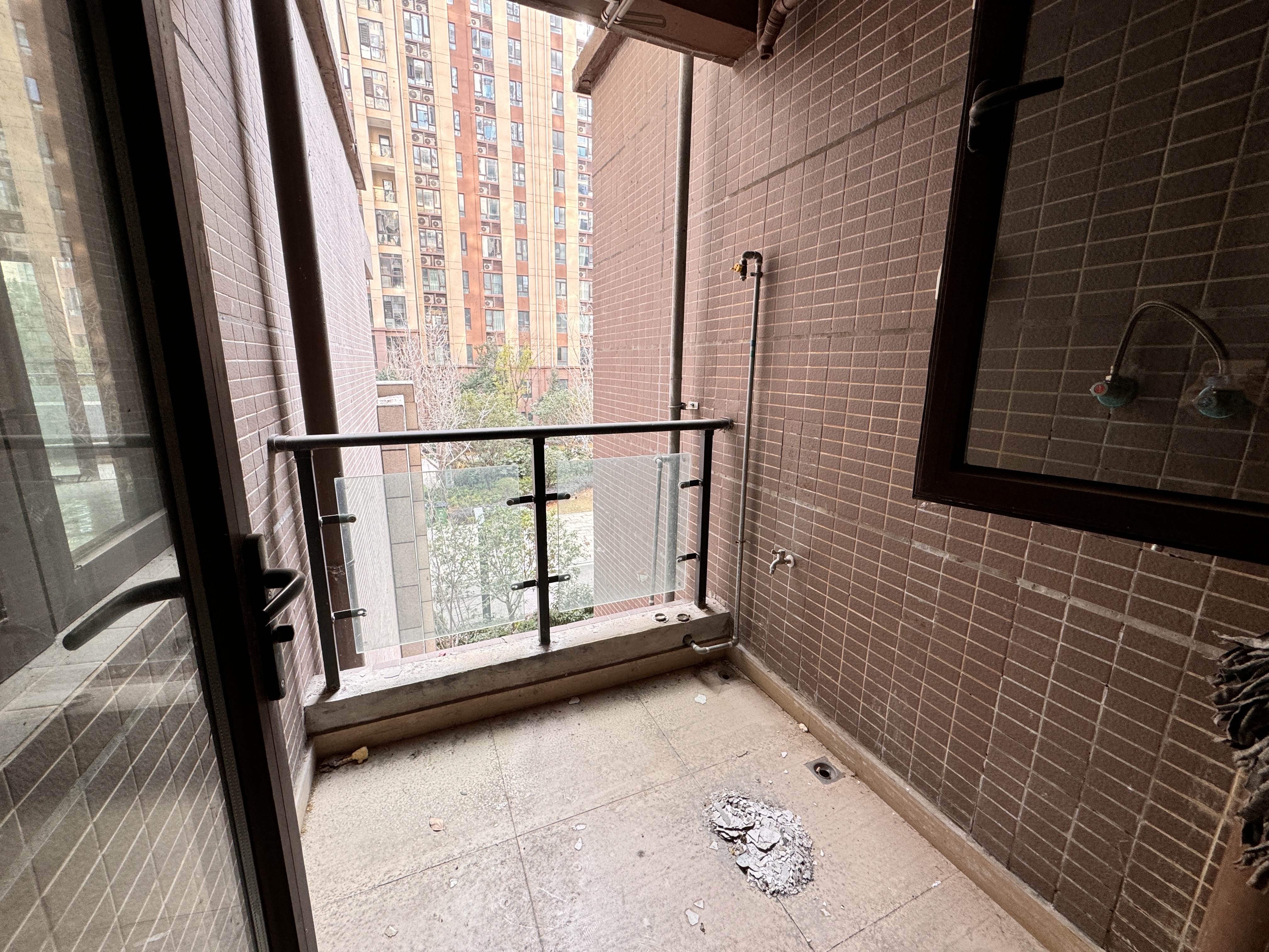 华耀碧桂园十里江湾誉峯 3室2厅2卫 65.0万 华耀碧桂园十里江湾誉峯 3室2厅2卫 65.0万客厅