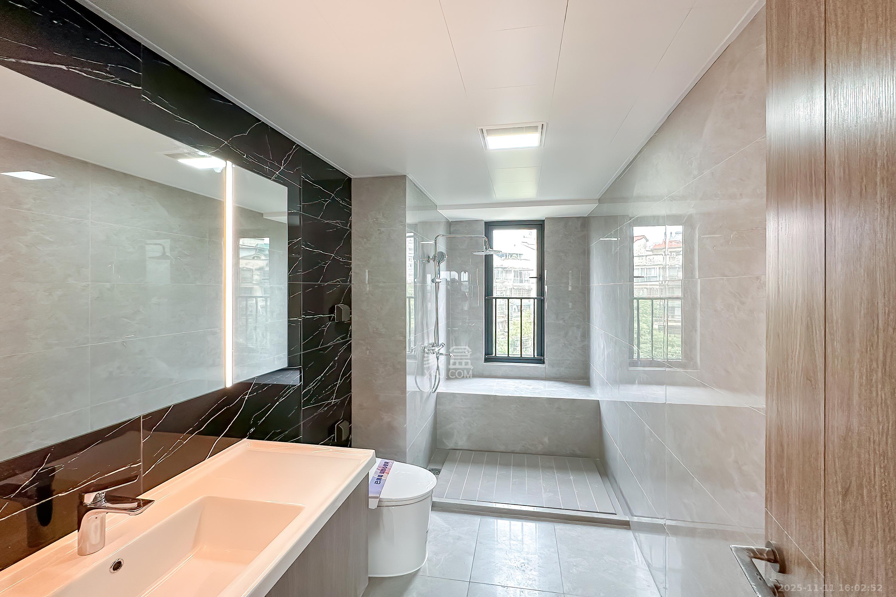 万科半岛国际  3室2厅2卫    180.0万卫生间