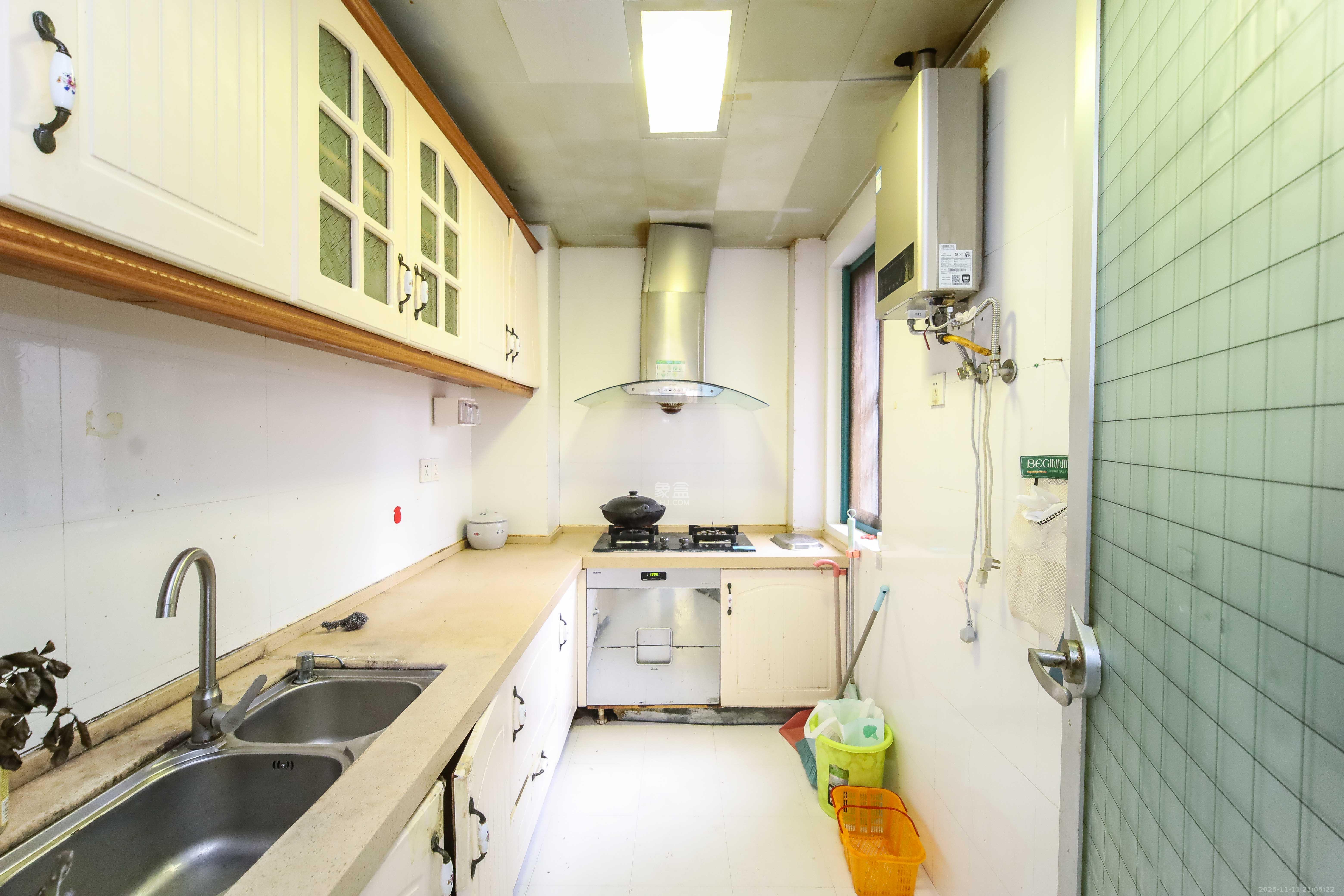 东玺门  3室2厅1卫    98.0万厨房