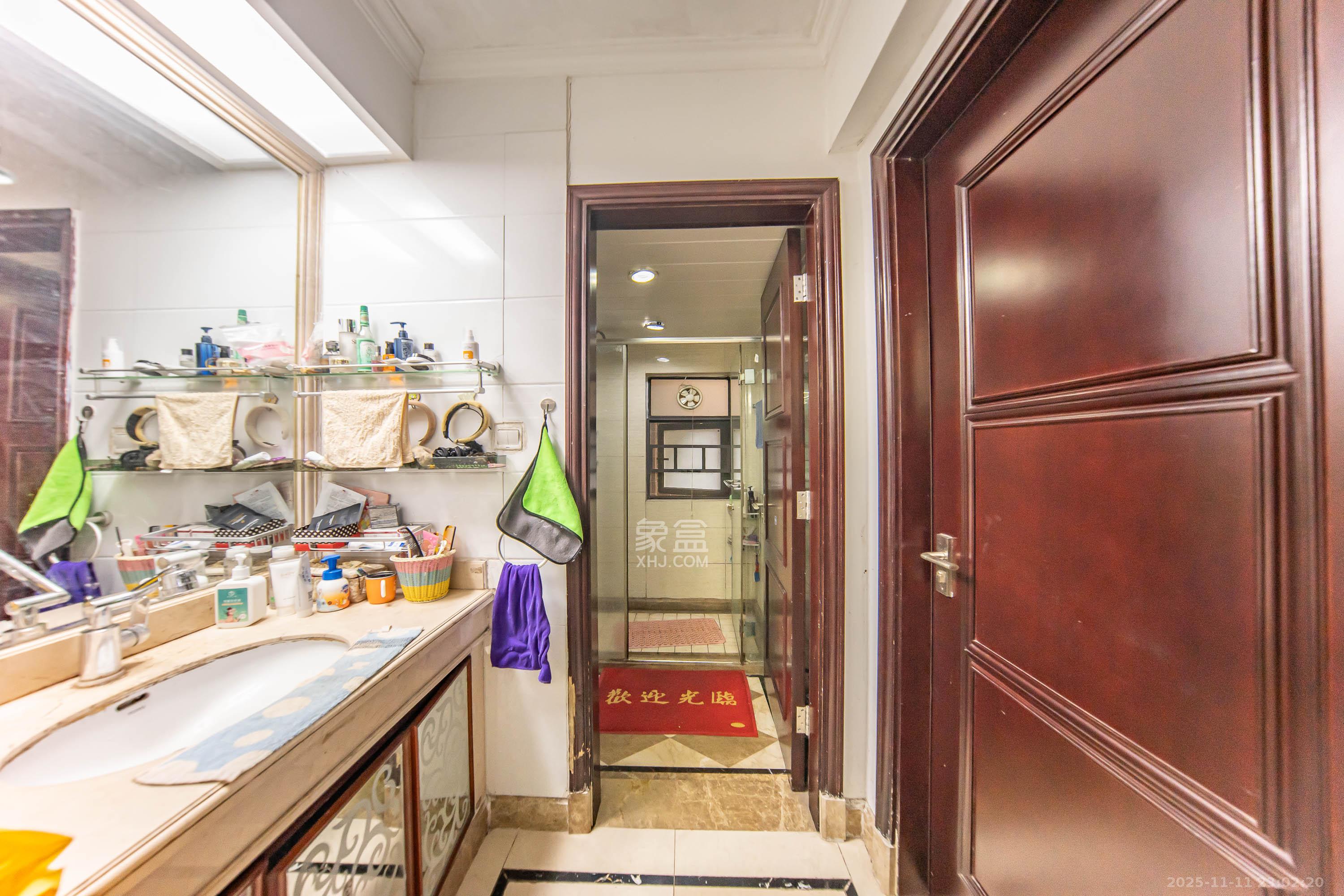 中海国际一期  3室2厅1卫    64.8万卫生间