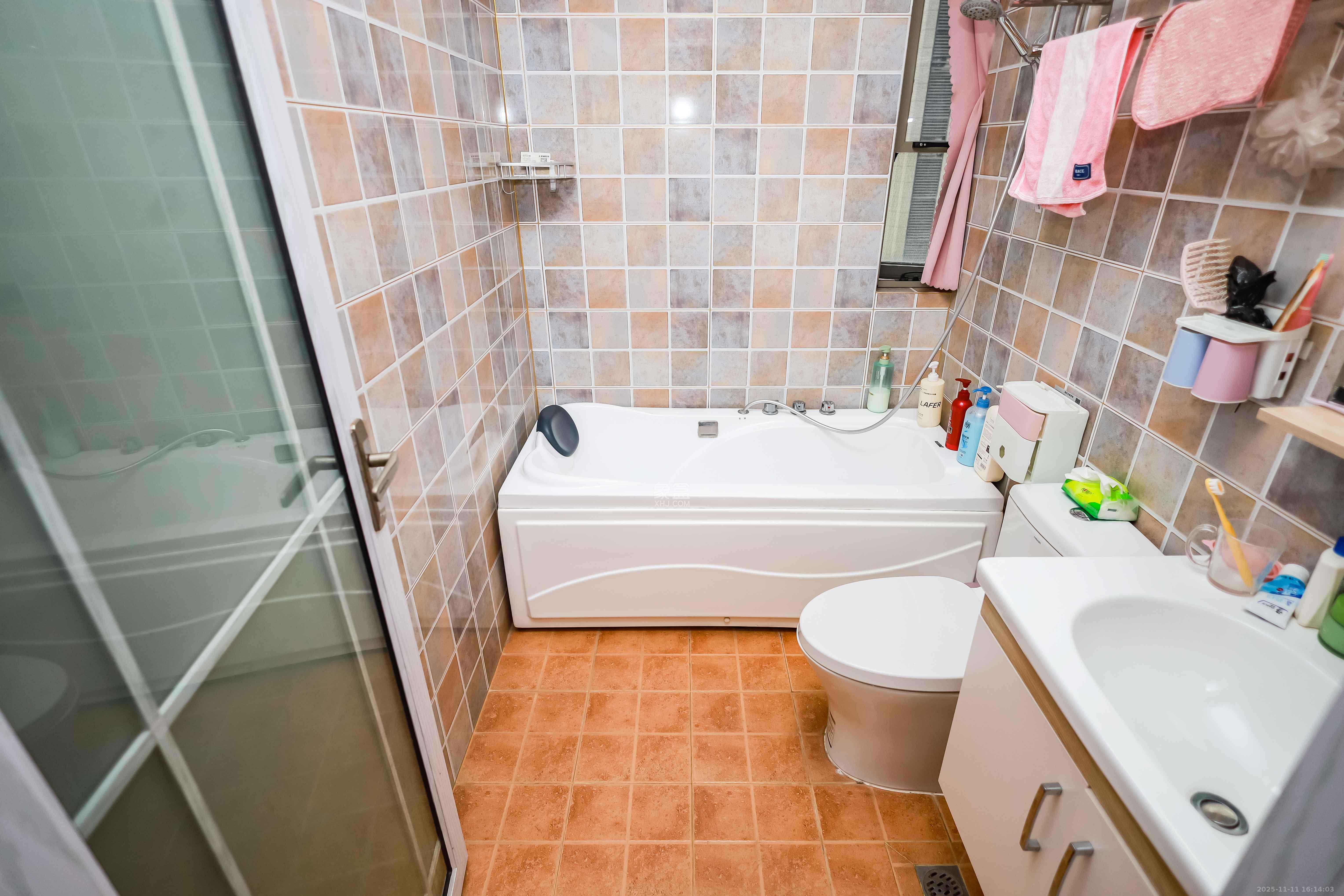 万象府台  3室2厅2卫    238.0万卫生间