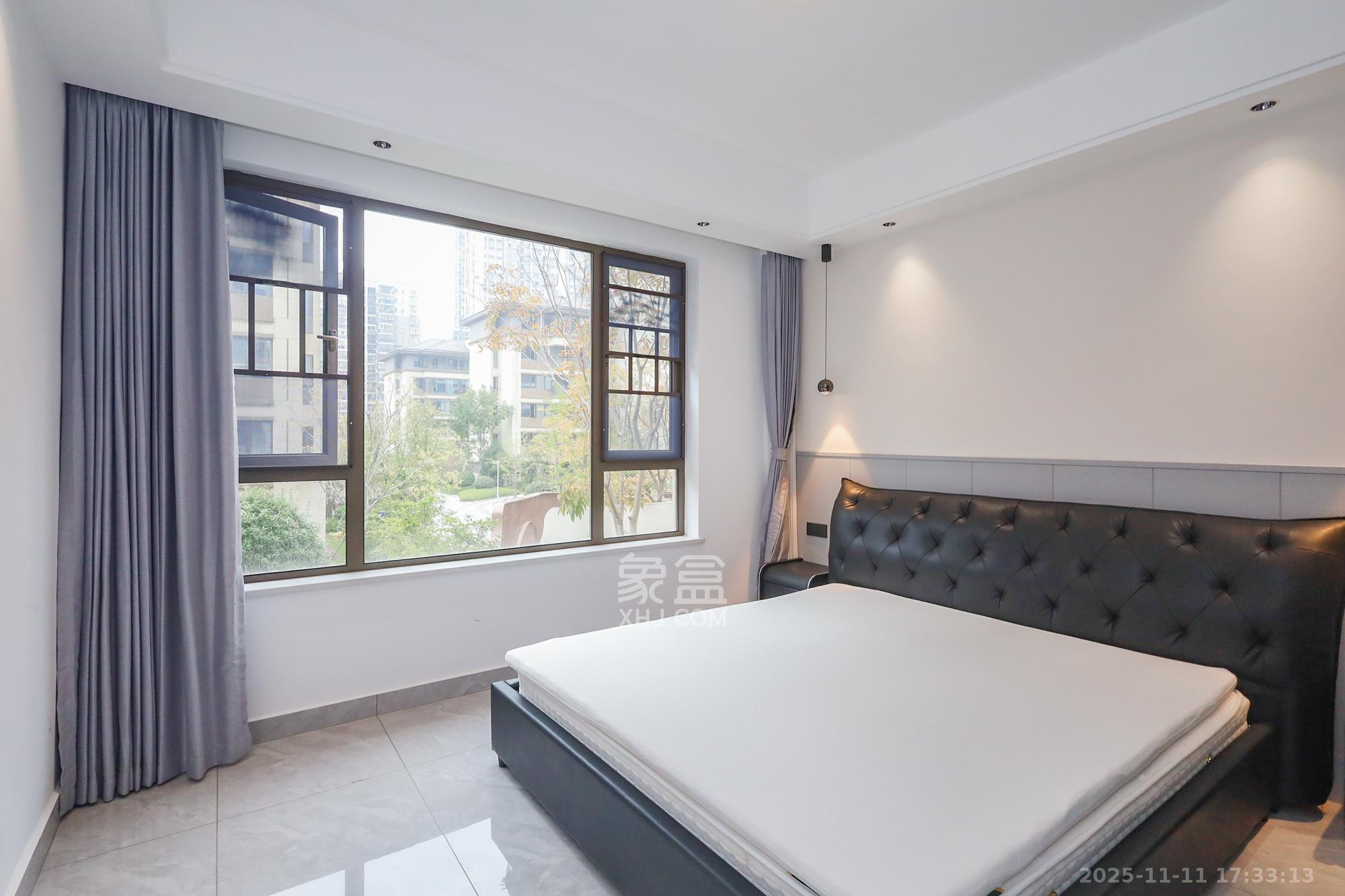 正荣滨江紫阙台  4室2厅3卫    330.0万卧室