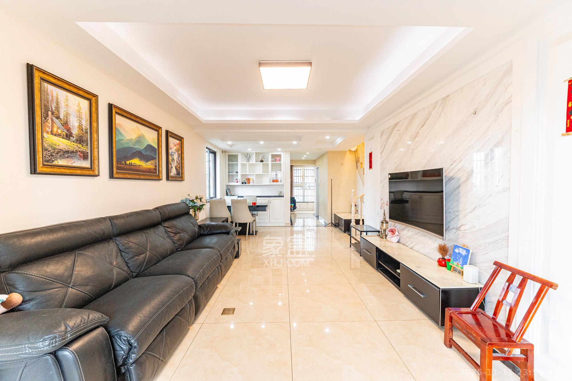 星湖湾一期高层  4室2厅2卫    108.0万客厅