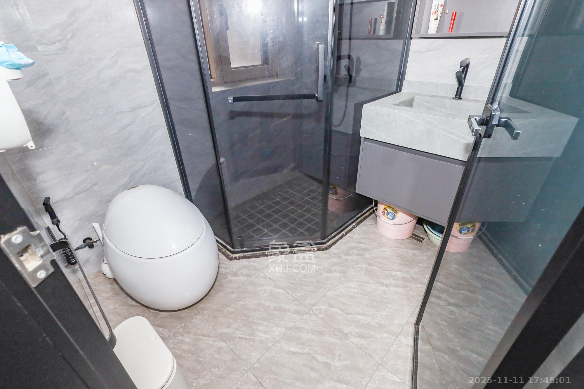 阳光丽城二期  4室2厅2卫    188.0万卫生间