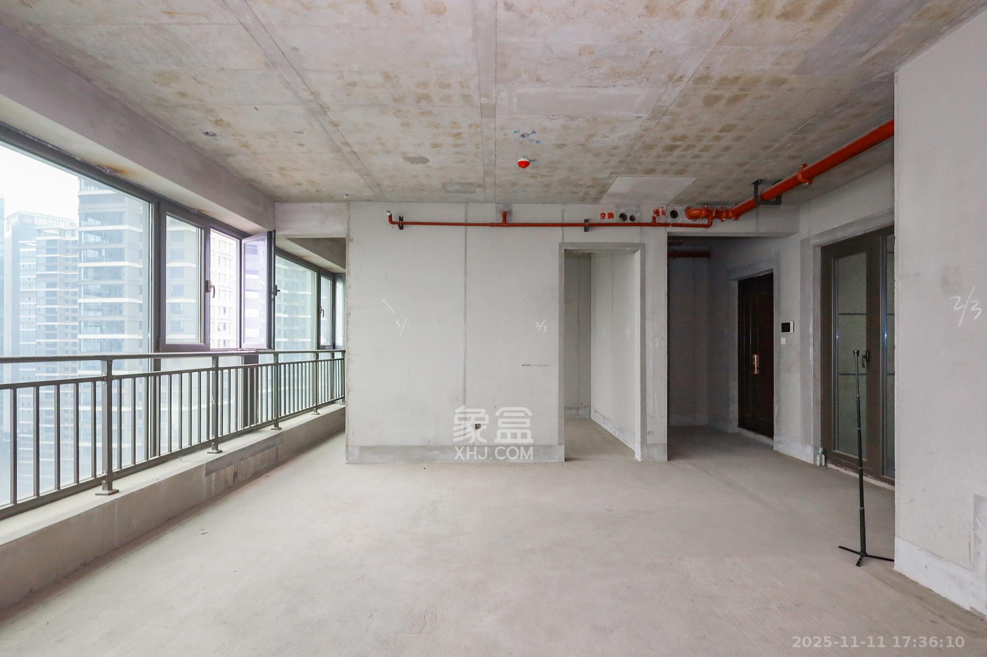 远洋外滩壹号  4室2厅2卫    380.8万客厅