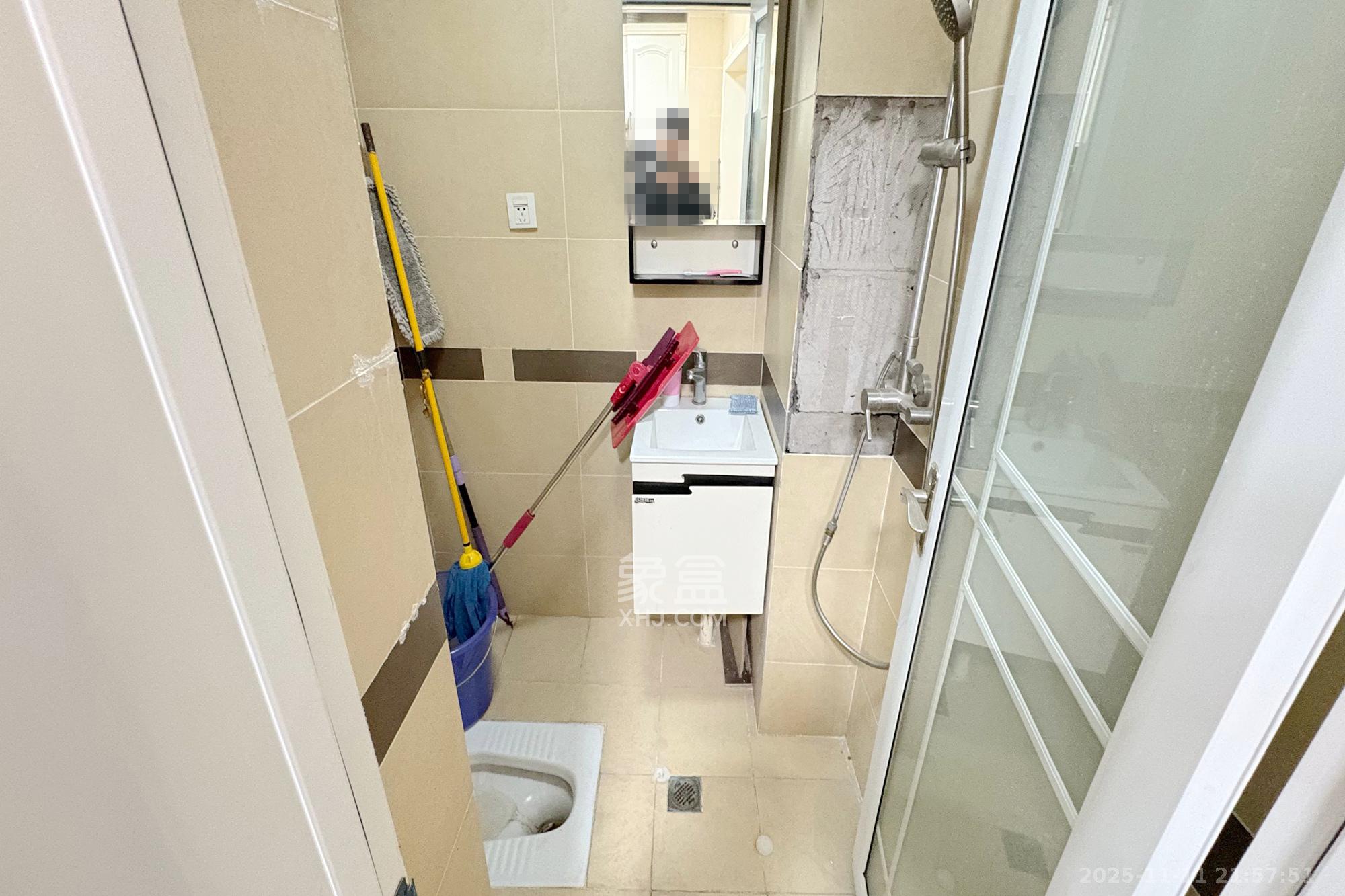 京电花园  5室2厅2卫    240.0万卫生间