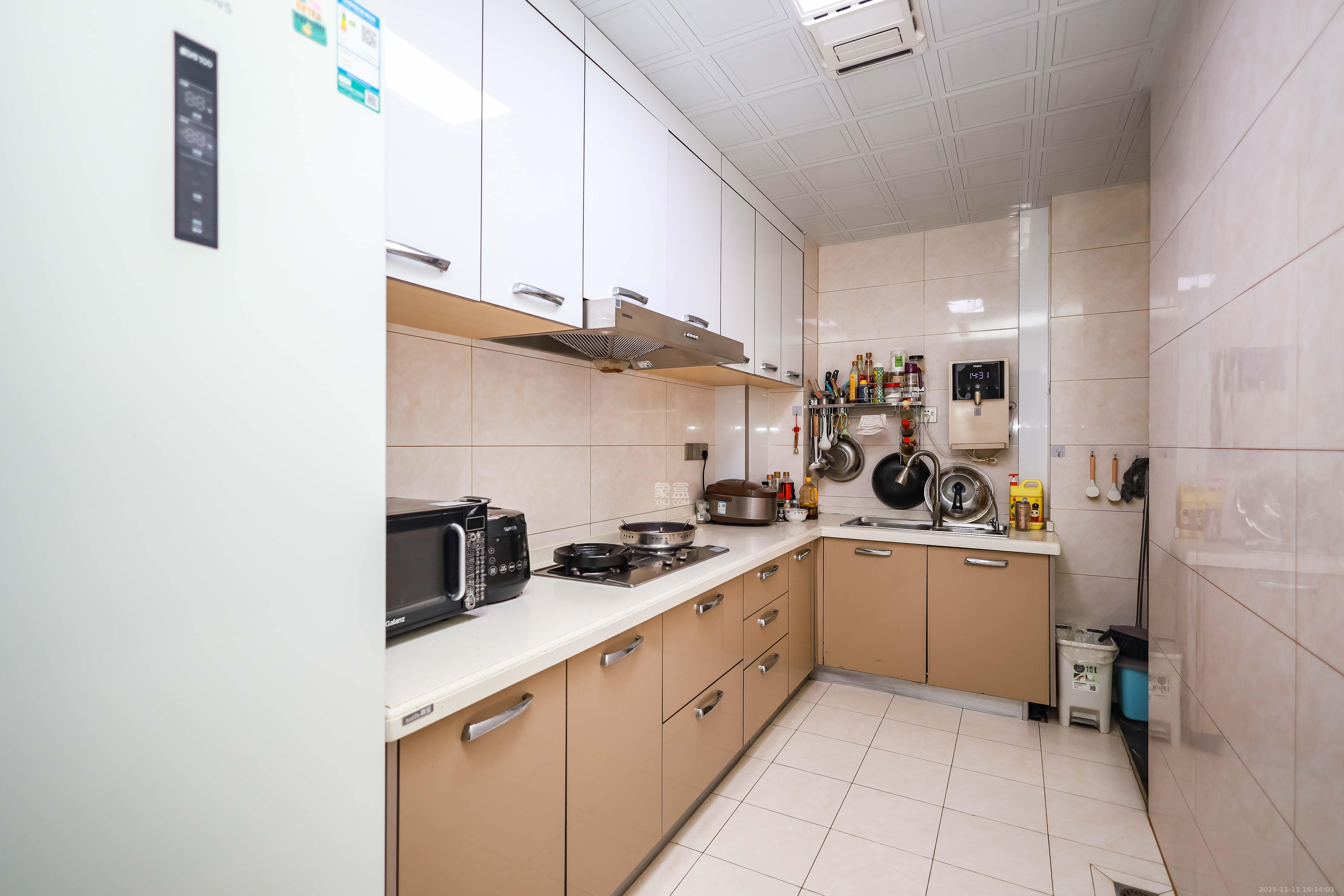 万象府台  3室2厅2卫    238.0万厨房