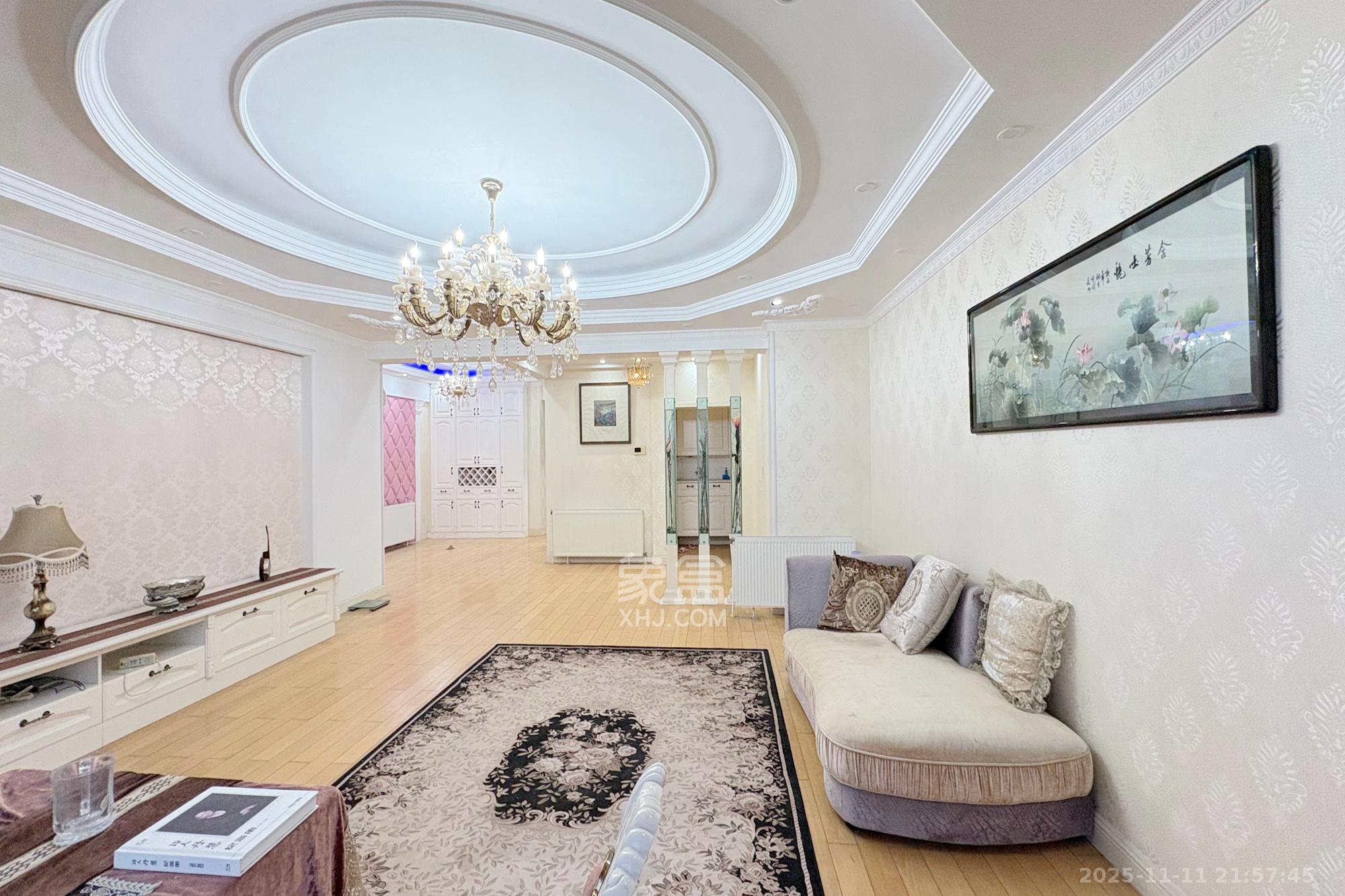 京电花园 5室2厅2卫 240.0万 京电花园 5室2厅2卫 240.0万客厅