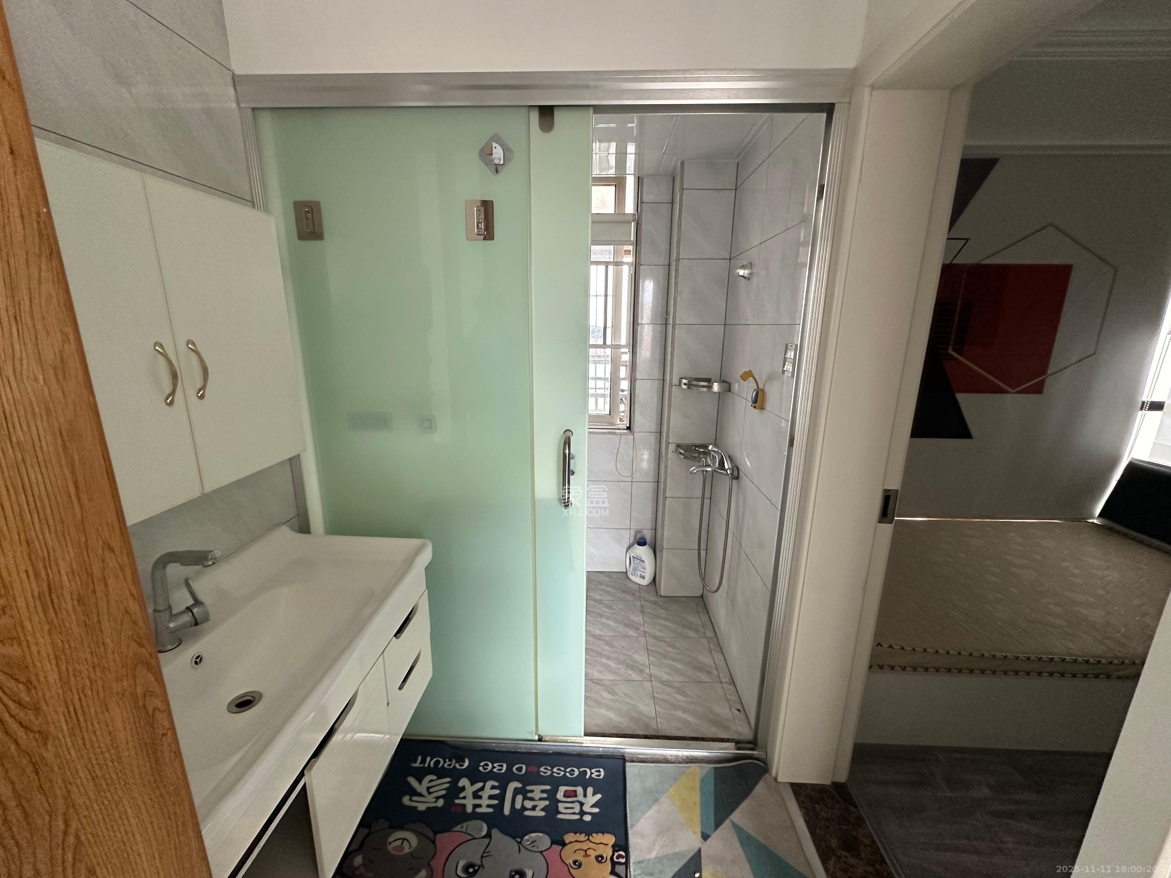 绿地海外滩一期  3室1厅1卫    1600.0元/月室内图