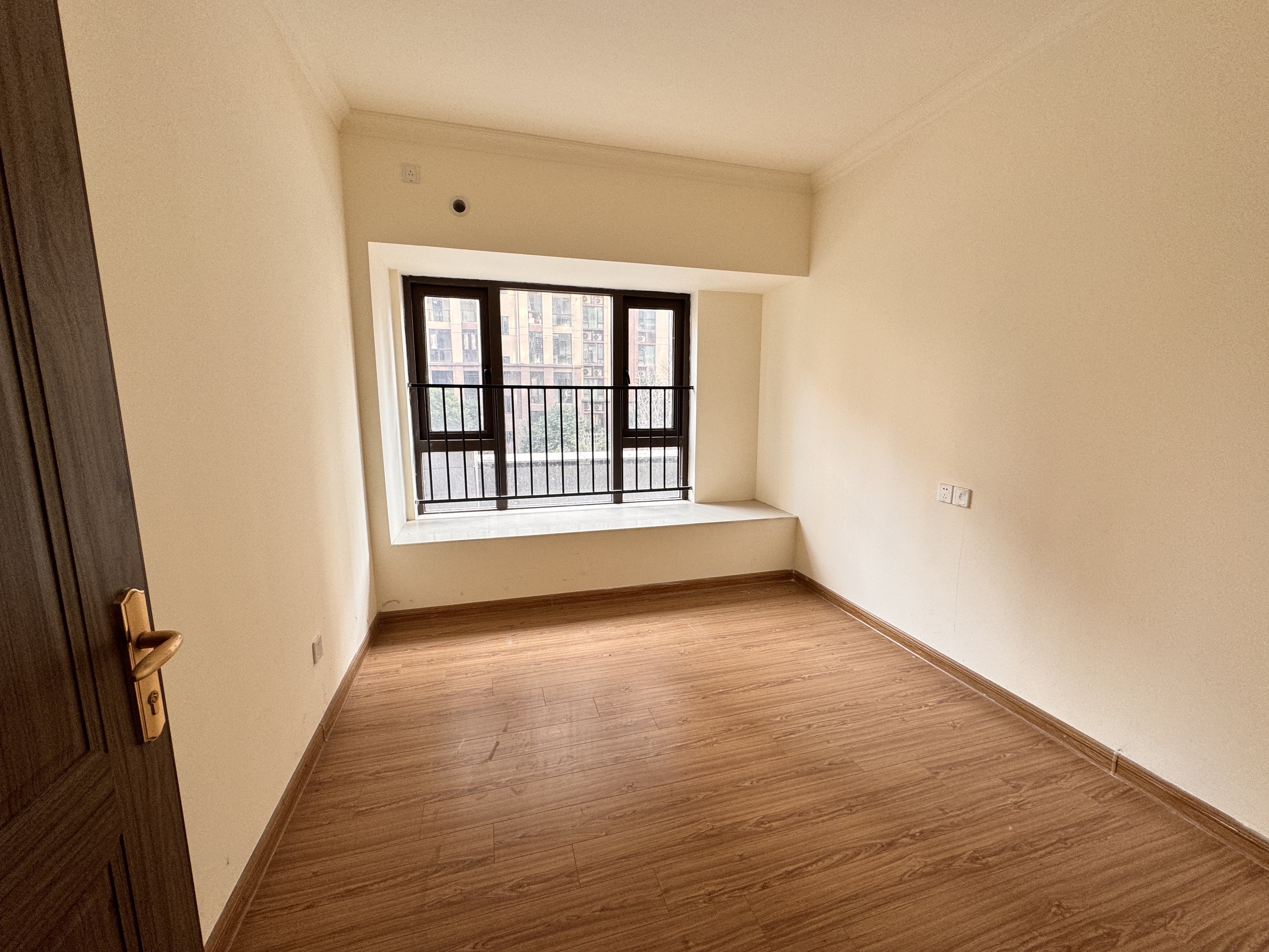 华耀碧桂园十里江湾誉峯 3室2厅2卫 65.0万 华耀碧桂园十里江湾誉峯 3室2厅2卫 65.0万客厅