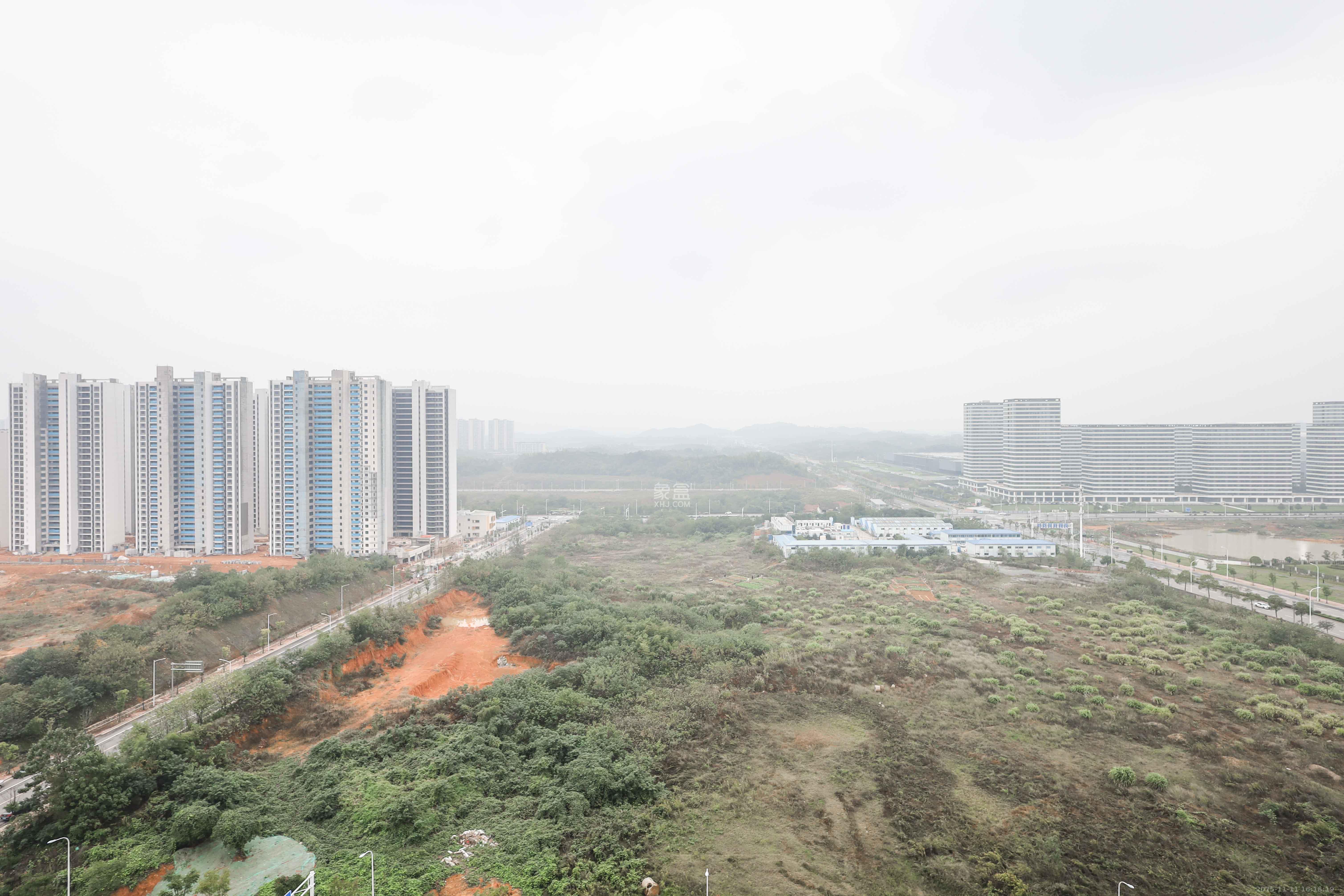 麓谷城市公园  4室2厅2卫    158.0万阳台