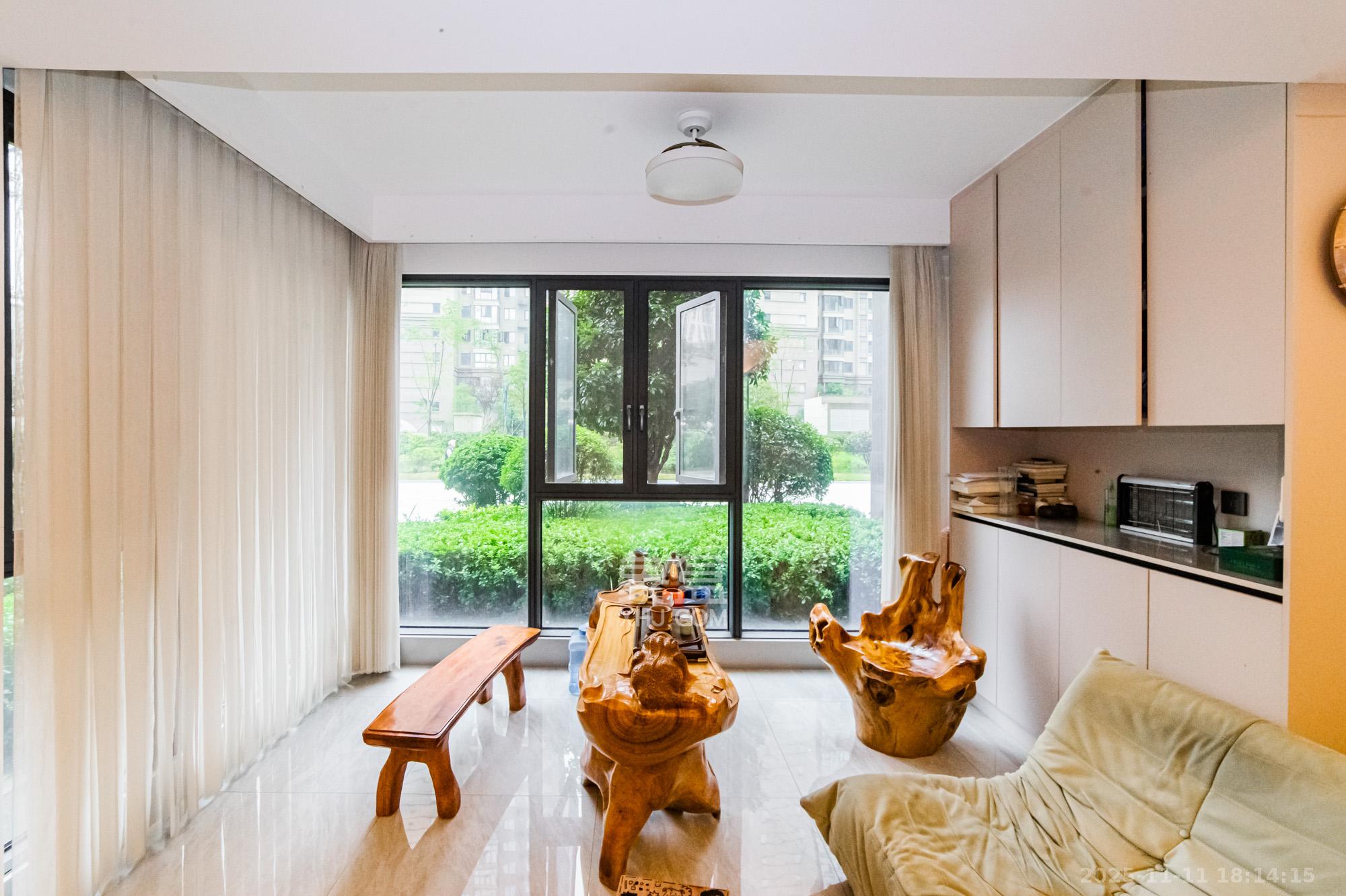 长房雍景湾 4室2厅2卫 180.0万 长房雍景湾 4室2厅2卫 180.0万阳台