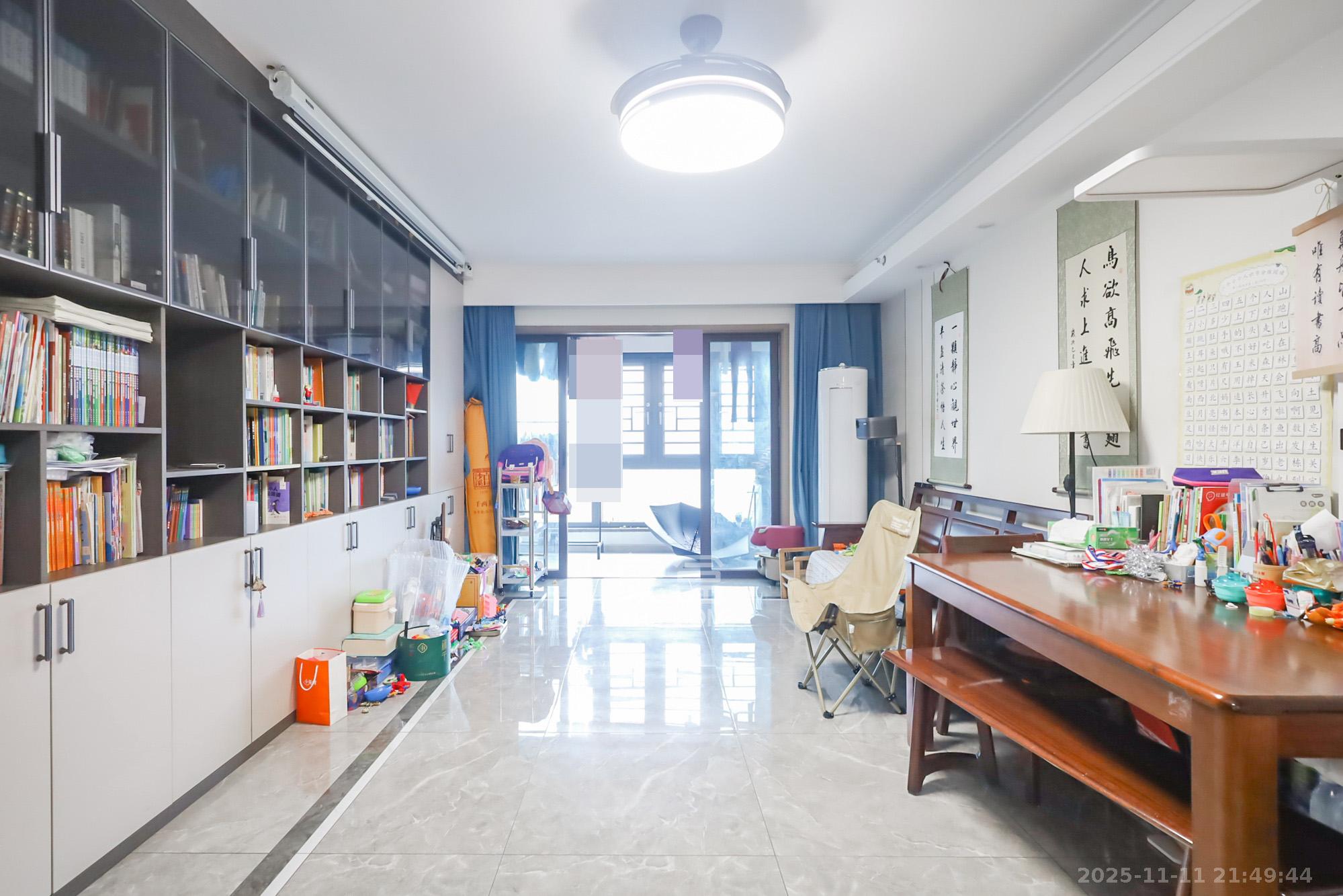 越秀悦湖台 4室2厅2卫 248.5万 越秀悦湖台 4室2厅2卫 248.5万客厅