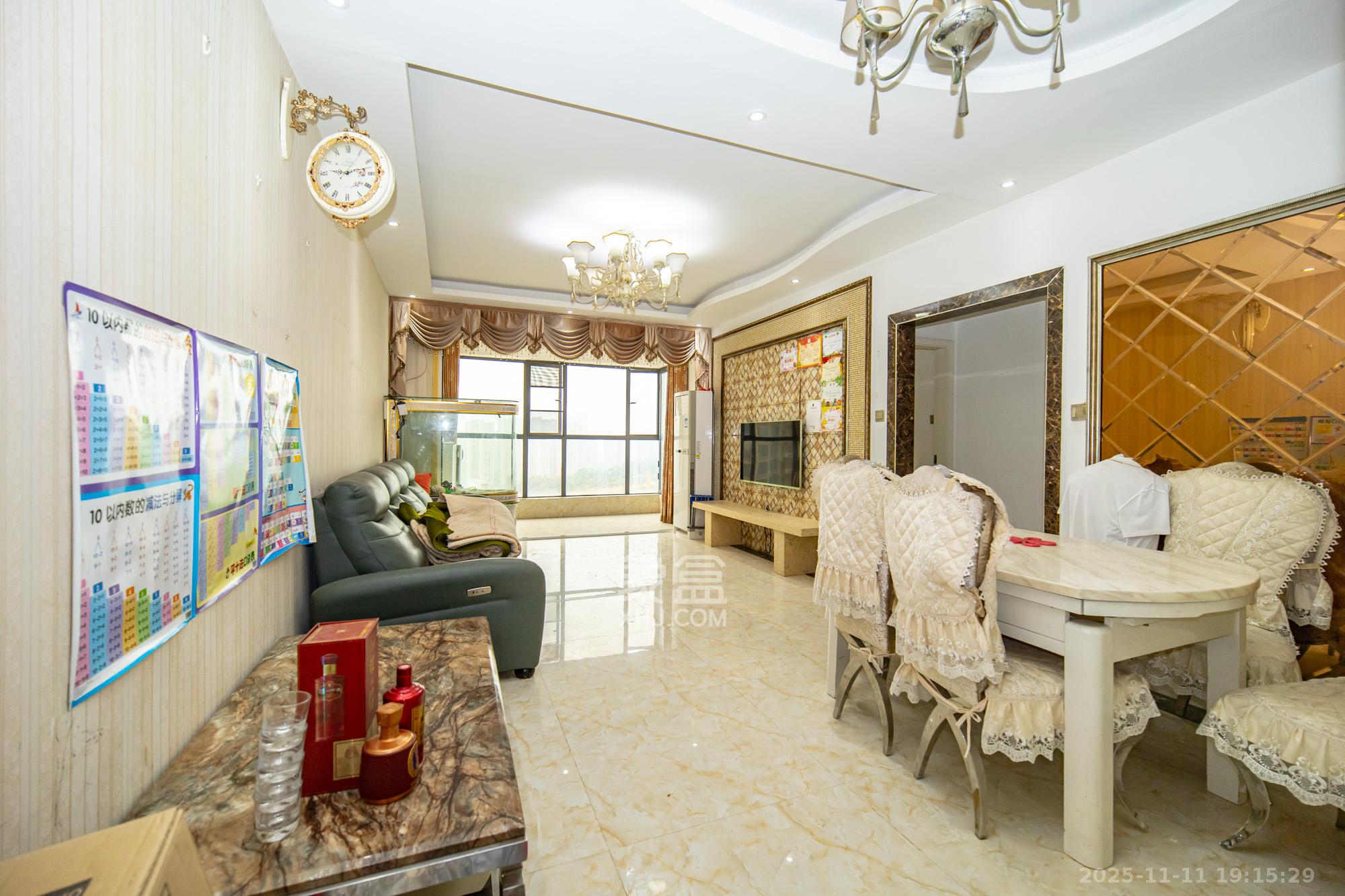 悦湖山  4室2厅1卫    65.0万客厅