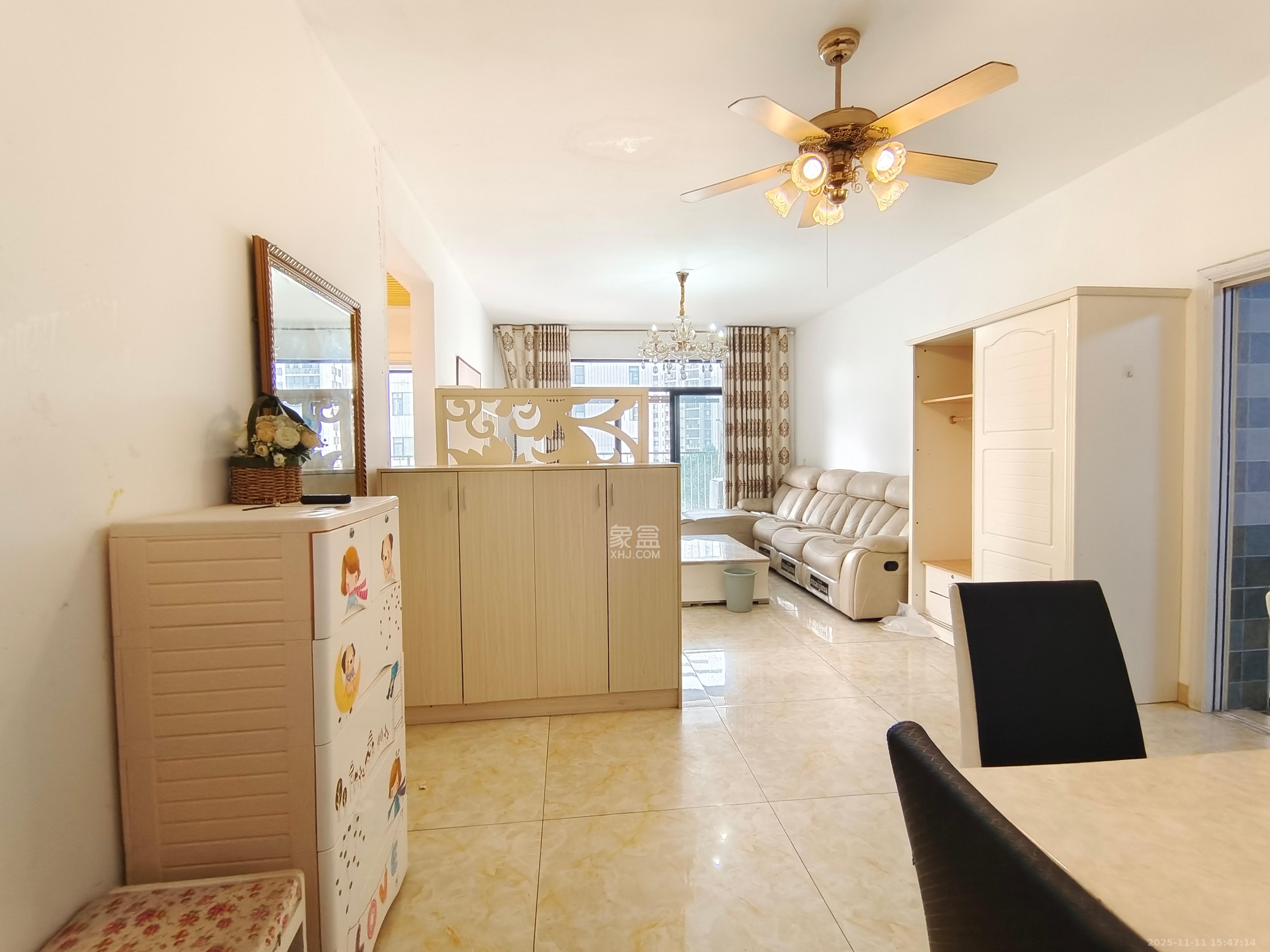 阳光100三期 2室2厅1卫 2500.0元/月 阳光100三期 2室2厅1卫 2500.0元/月室内图