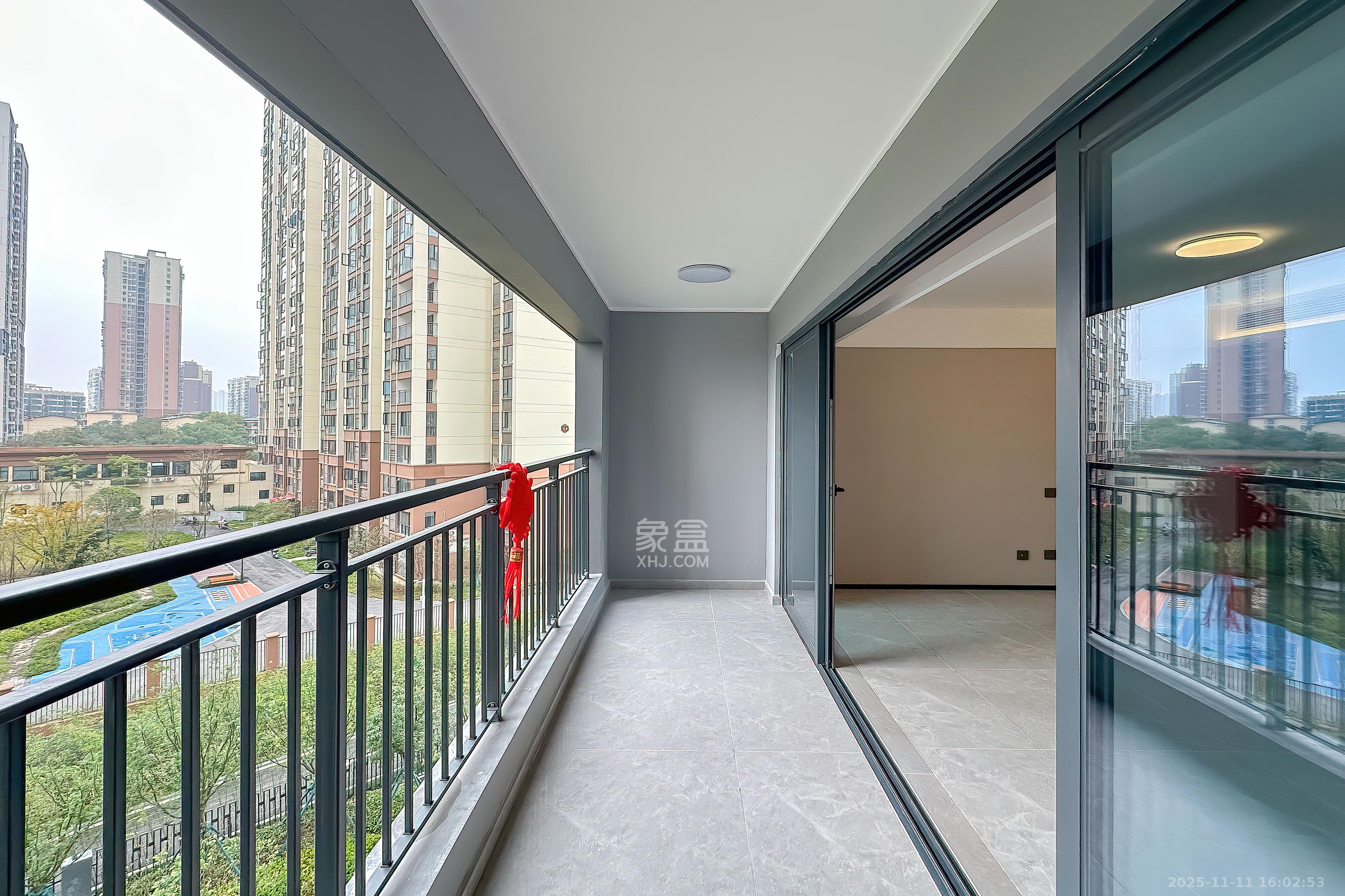 万科半岛国际 3室2厅2卫 180.0万 万科半岛国际 3室2厅2卫 180.0万阳台