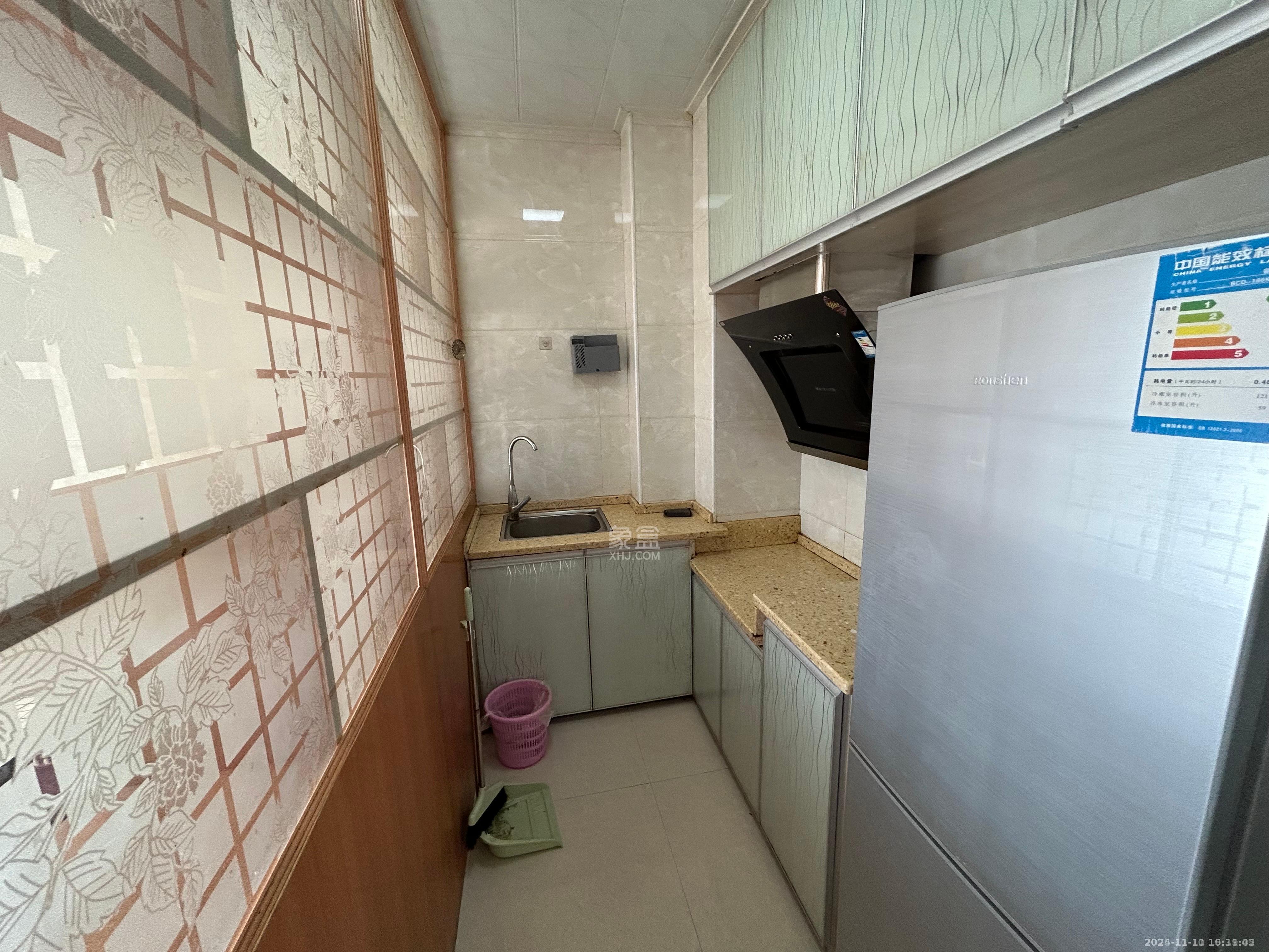 美的城三期  1室1厅1卫    1100.0元/月室内图