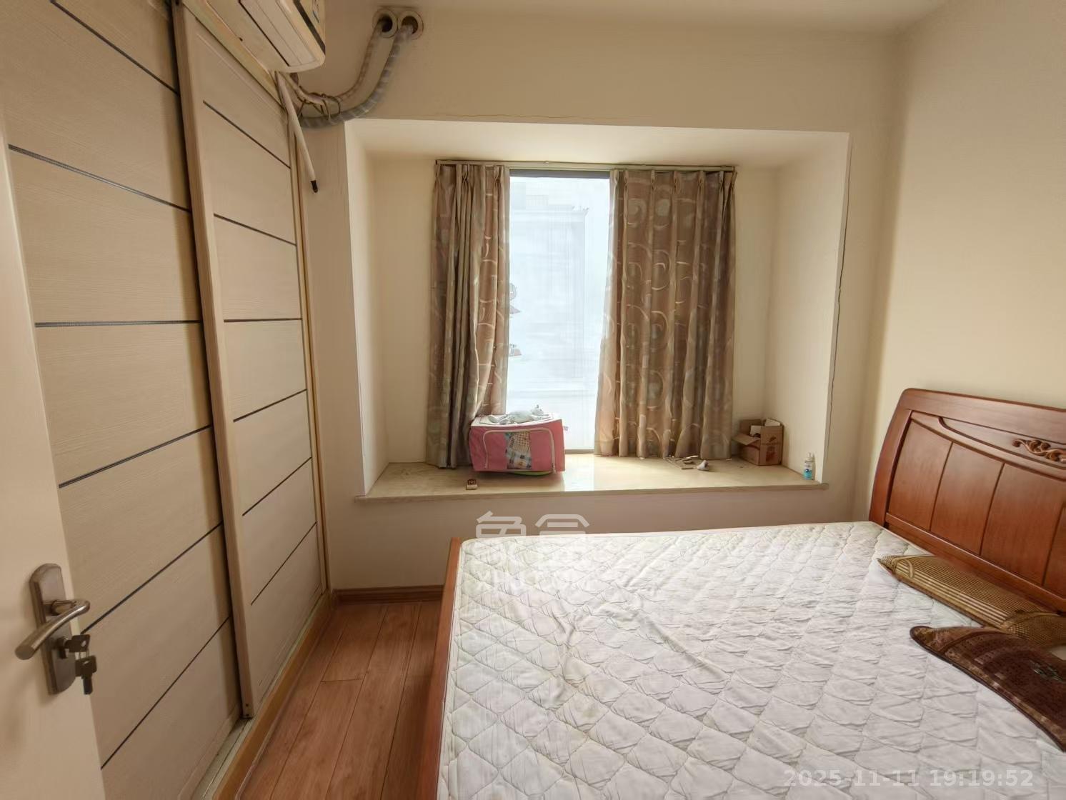 华润凤凰城二期  3室2厅1卫    1800.0元/月室内图