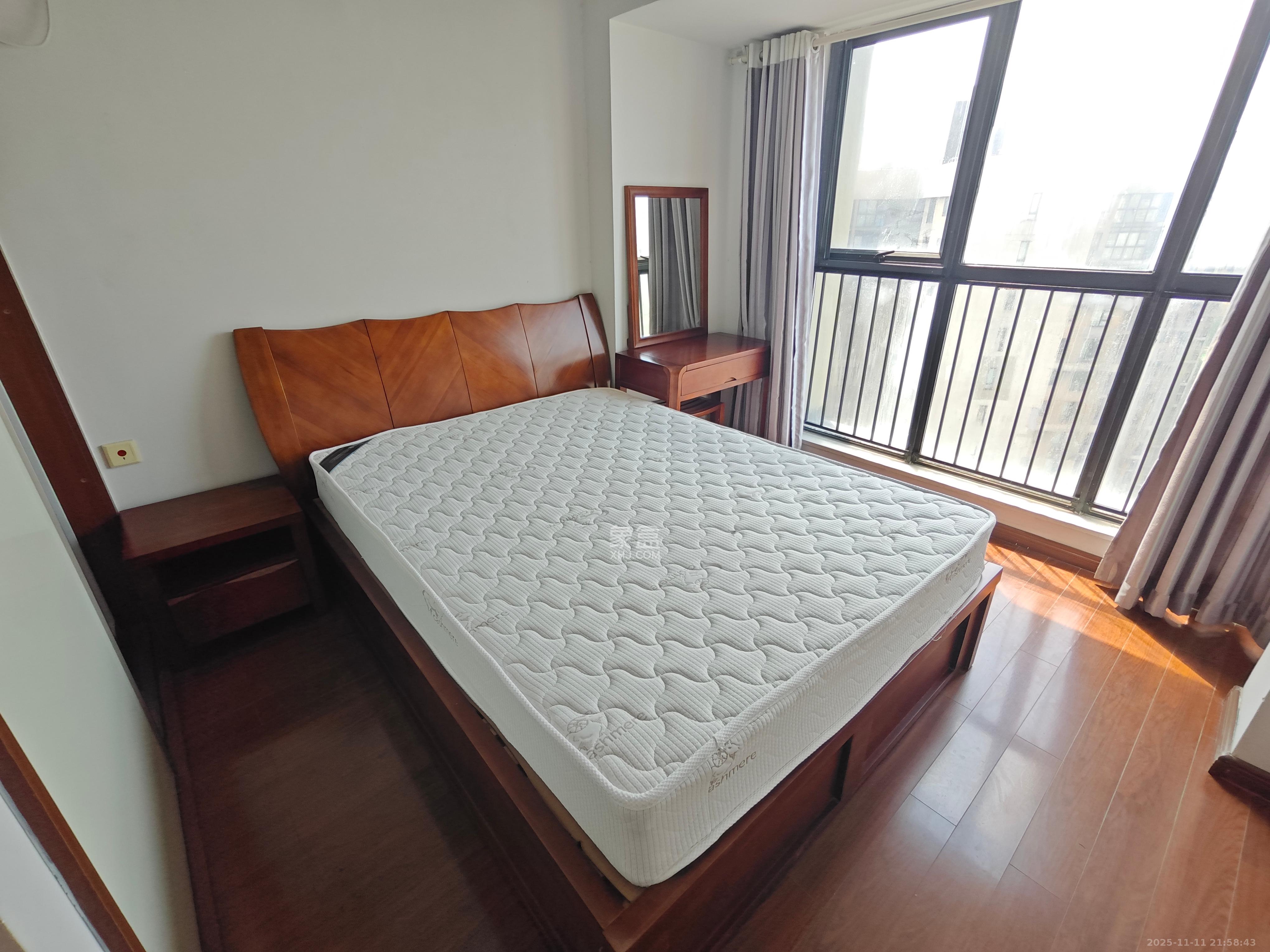 万科城 3室2厅1卫 2500.0元/月 万科城 3室2厅1卫 2500.0元/月室内图