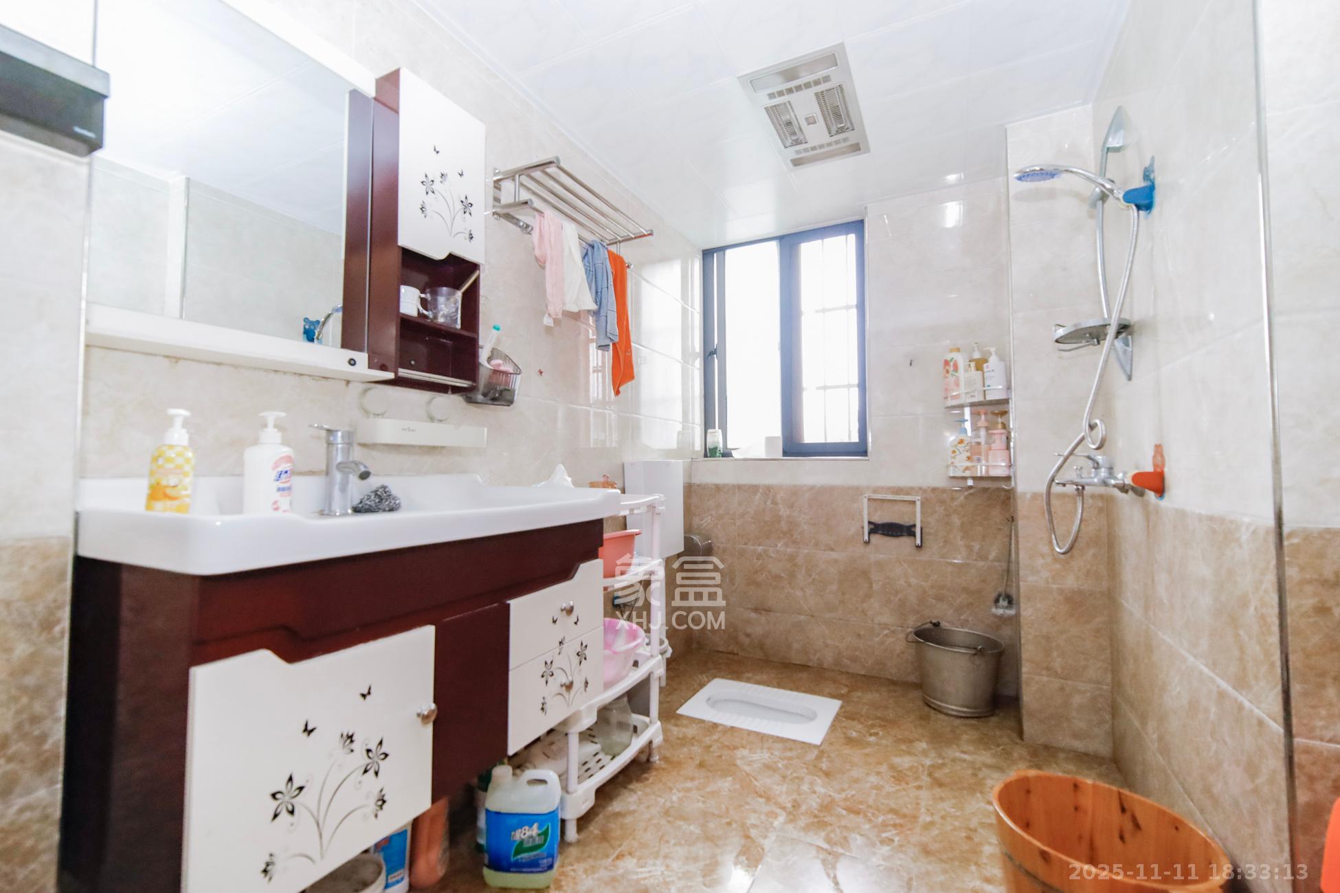 上海城小区  4室2厅2卫    103.0万卫生间