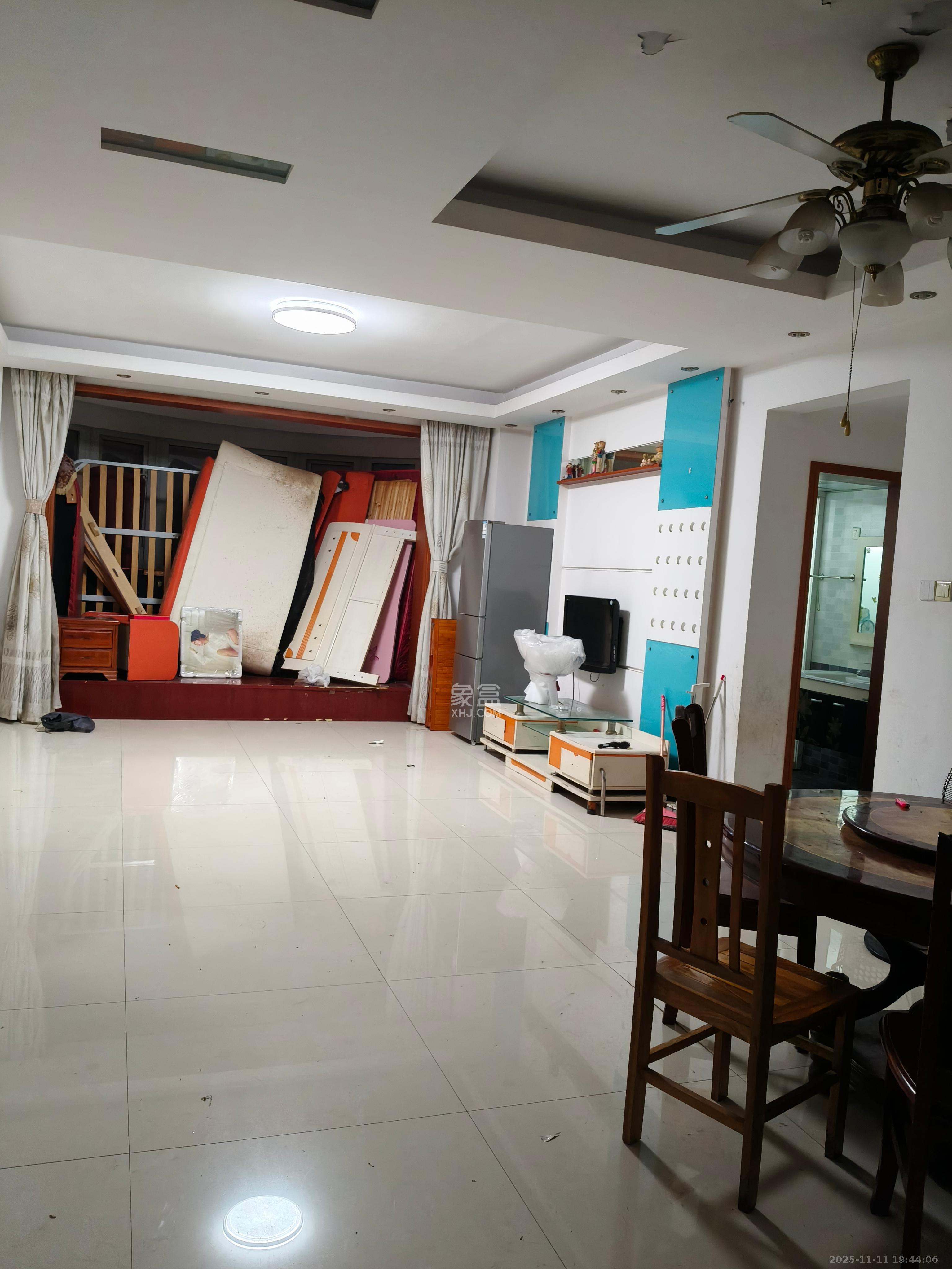 星城国际  3室2厅2卫    1700.0元/月