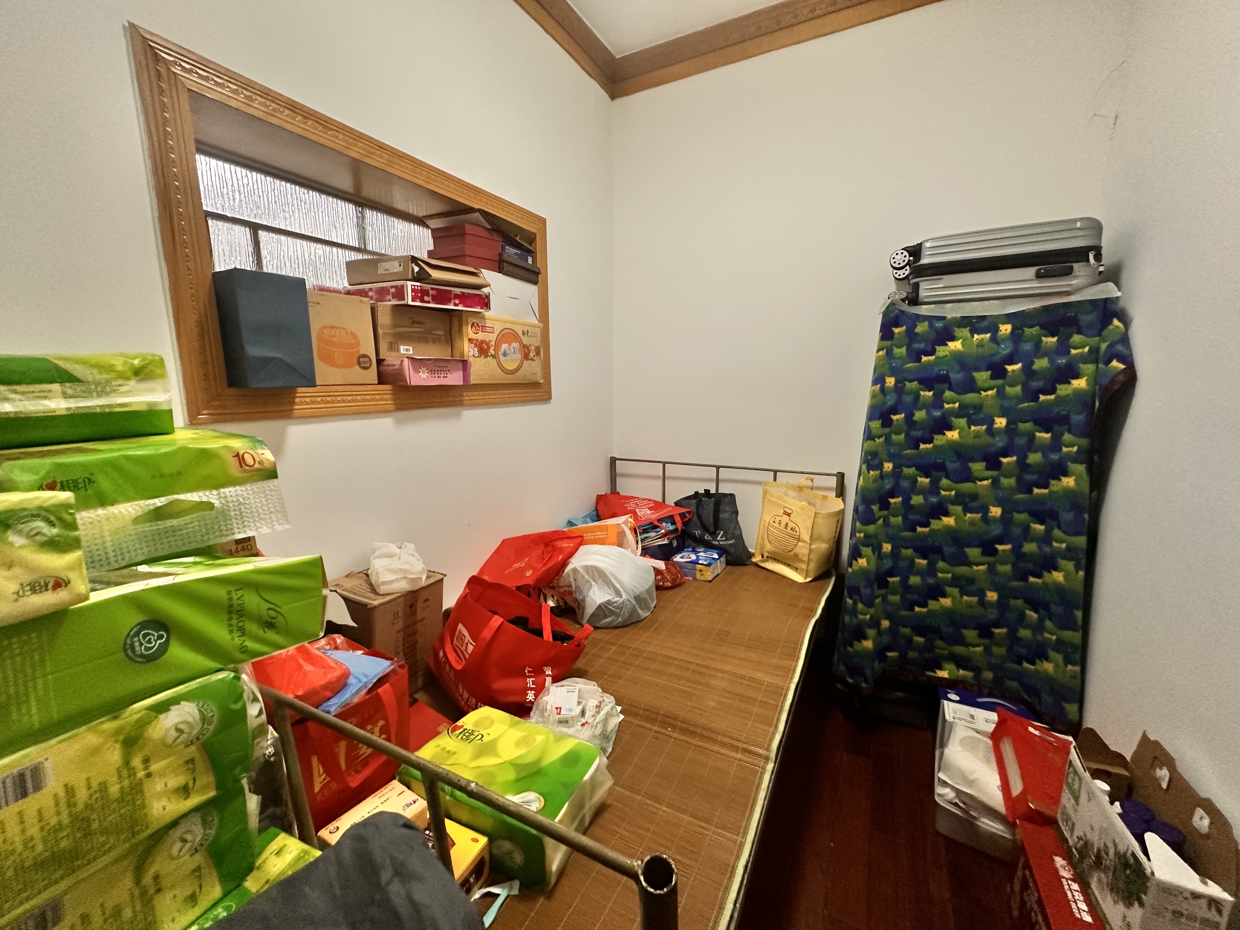 百花大厦  4室2厅2卫    38.8万客厅