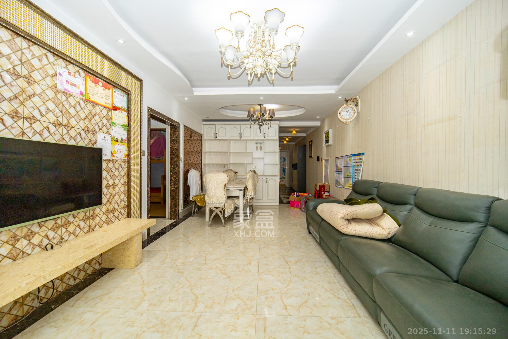 悦湖山  4室2厅1卫    65.0万客厅