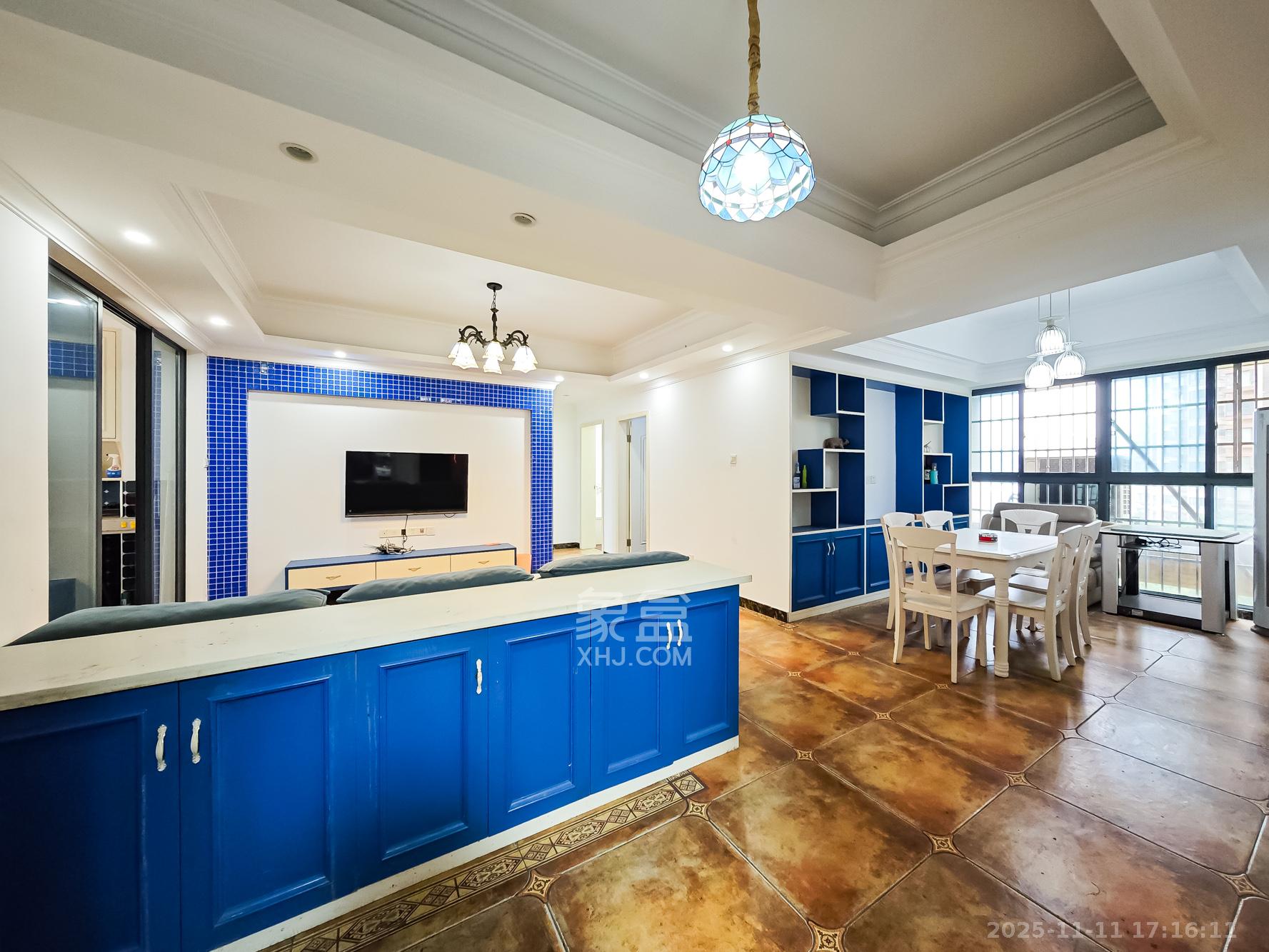 恒鑫山水卿卿  3室2厅2卫    88.0万客厅