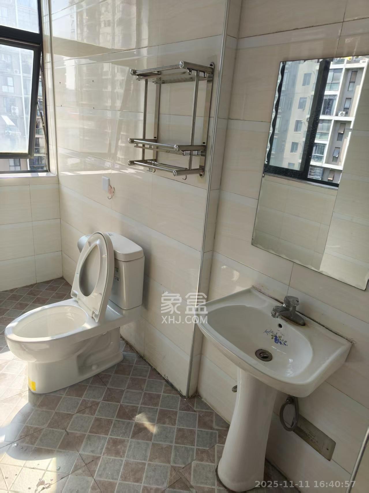 湘江世纪城咏江苑 3室2厅2卫 2200.0元/月 湘江世纪城咏江苑 3室2厅2卫 2200.0元/月室内图