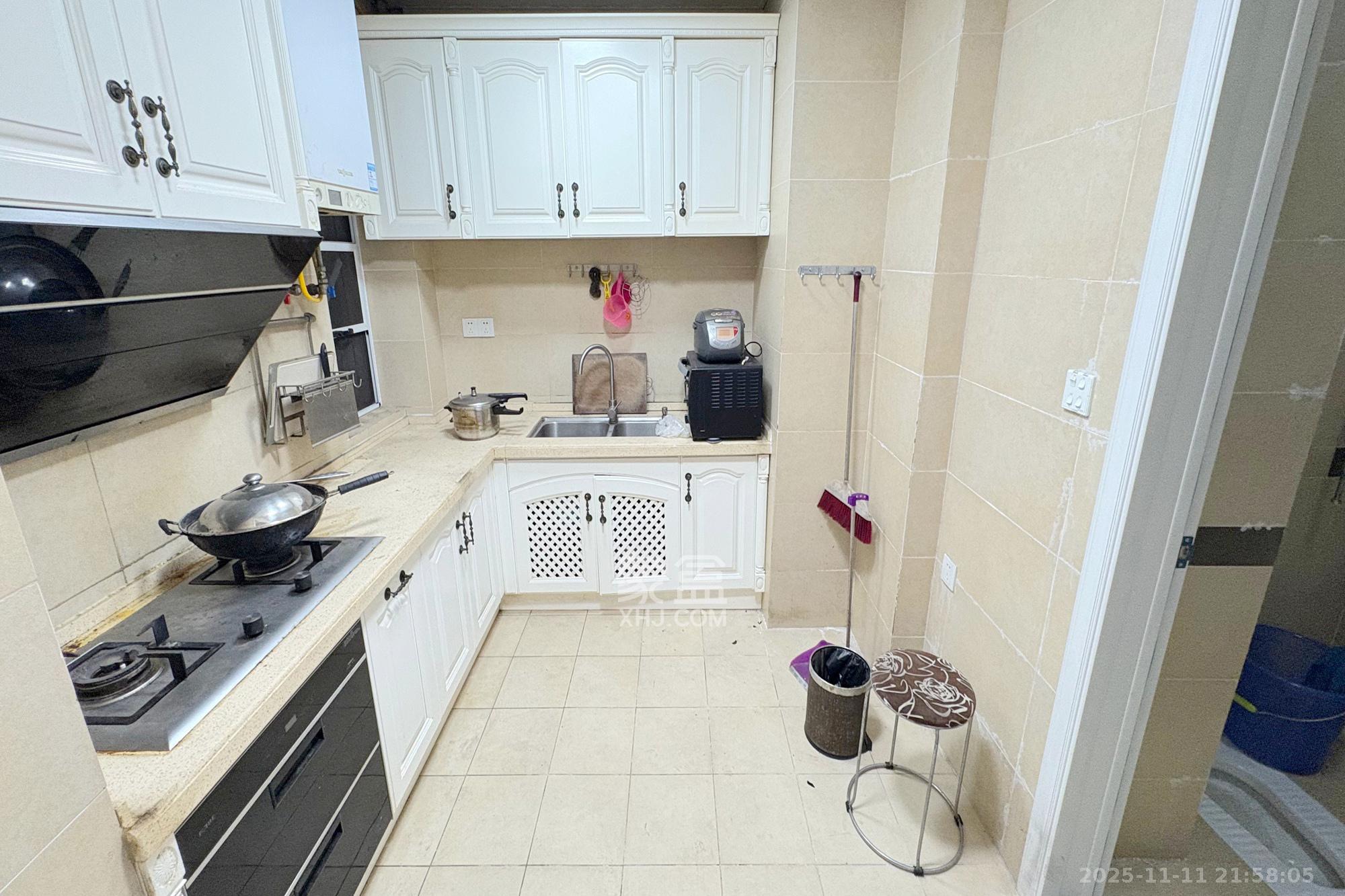 京电花园  5室2厅2卫    240.0万厨房