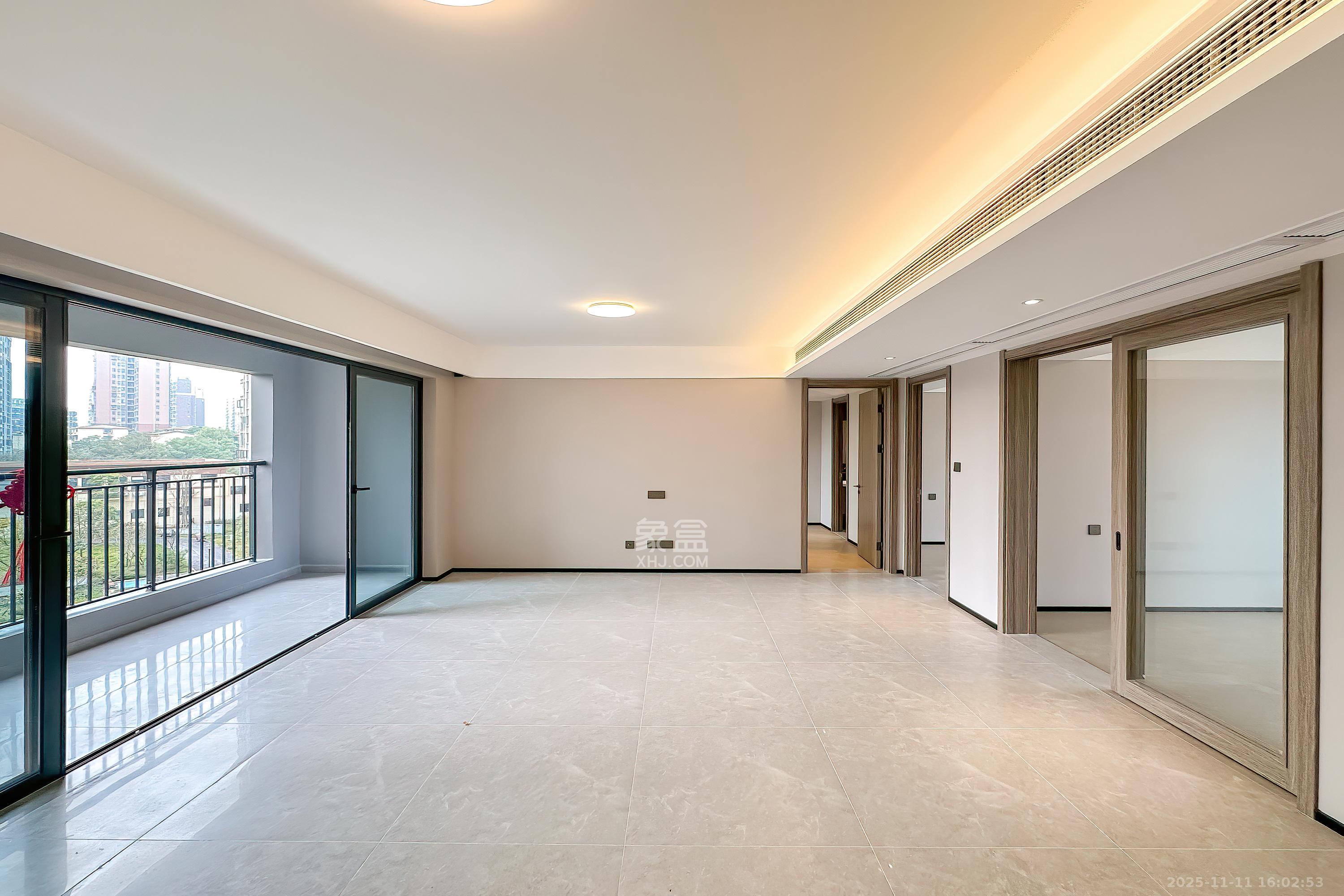 万科半岛国际 3室2厅2卫 180.0万 万科半岛国际 3室2厅2卫 180.0万客厅