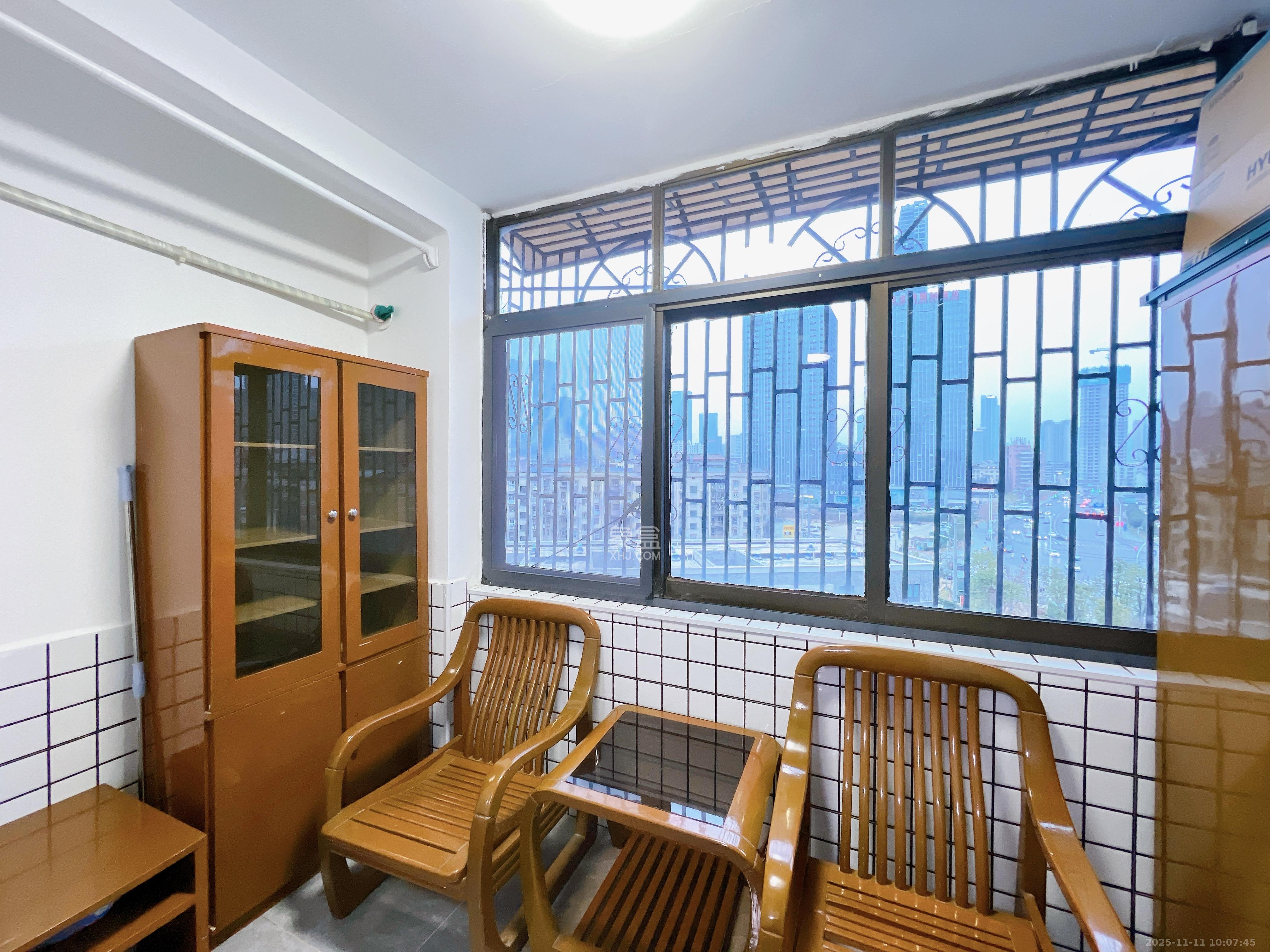 群芳园  3室2厅1卫    2500.0元/月室内图