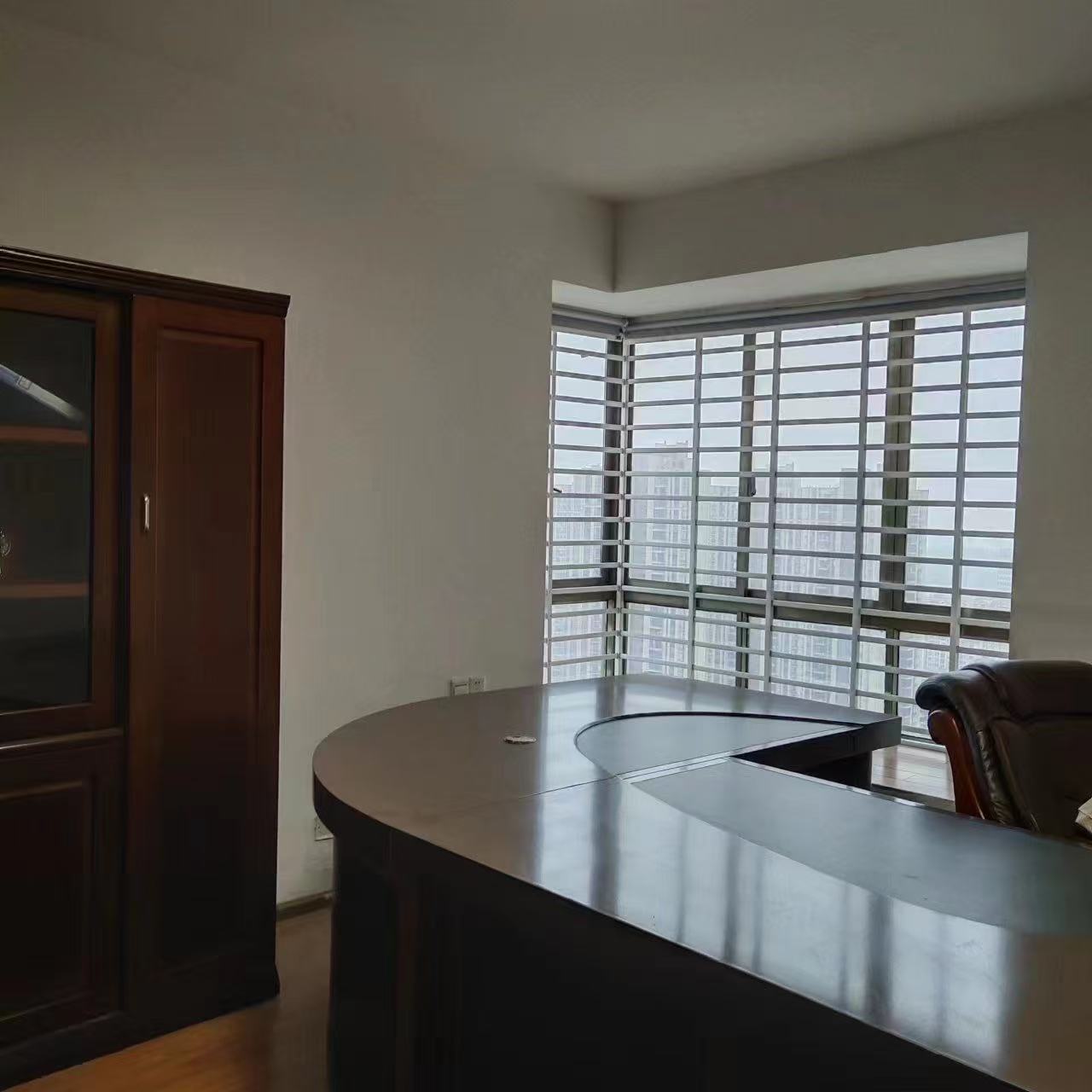 金源大厦  4室2厅1卫    1800.0元/月室内图