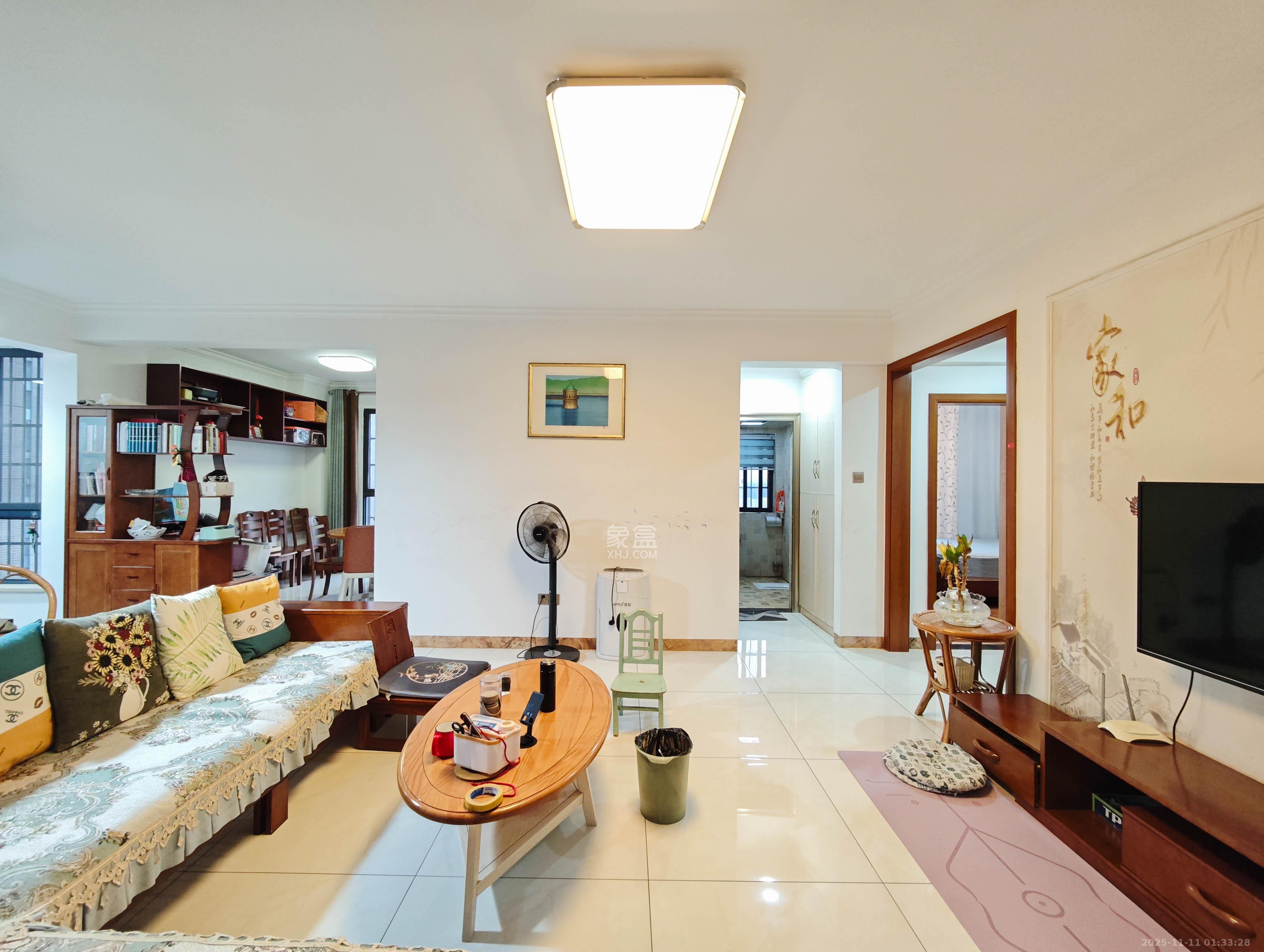 南庭城果  3室2厅2卫    76.8万客厅