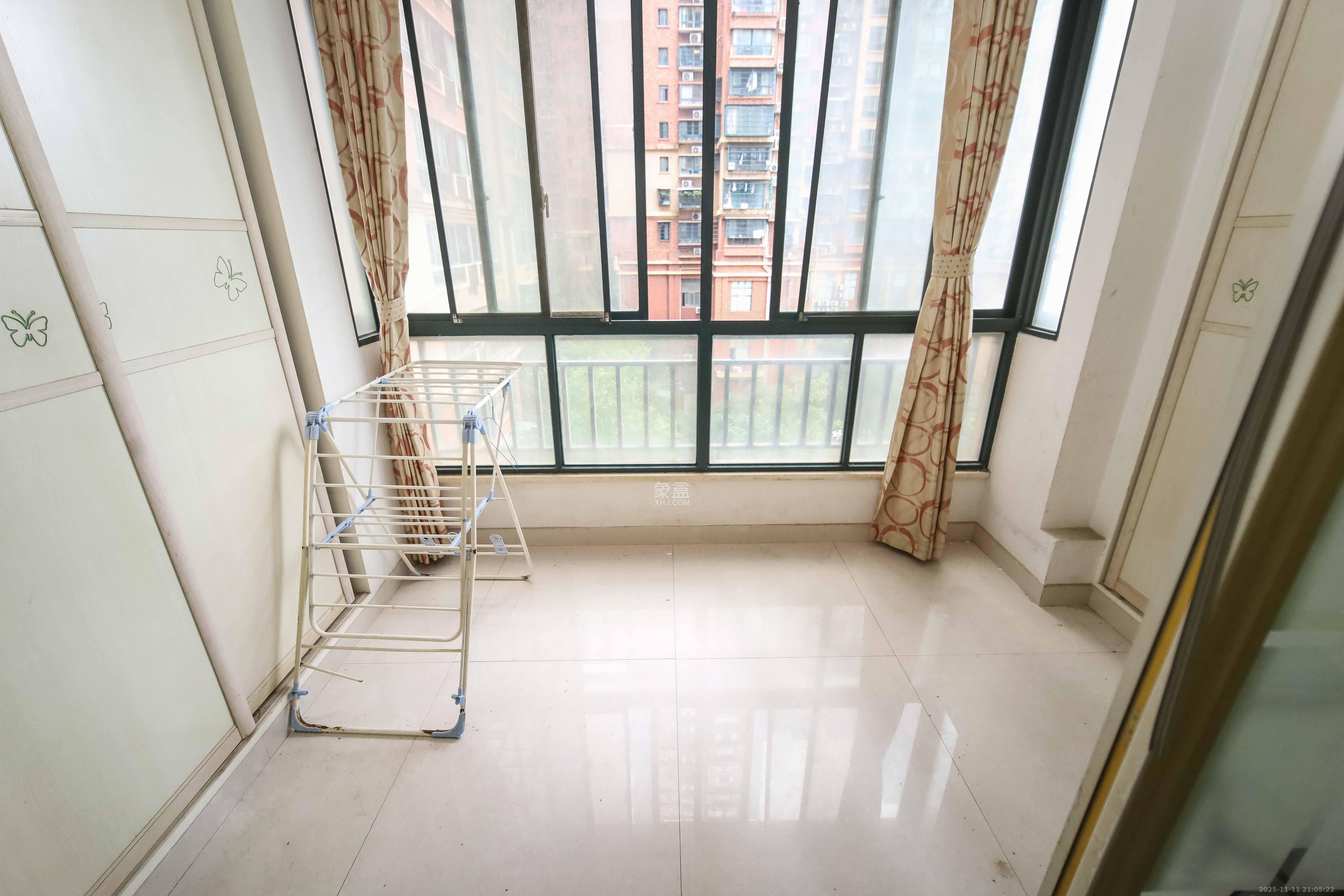 东玺门  3室2厅1卫    98.0万阳台