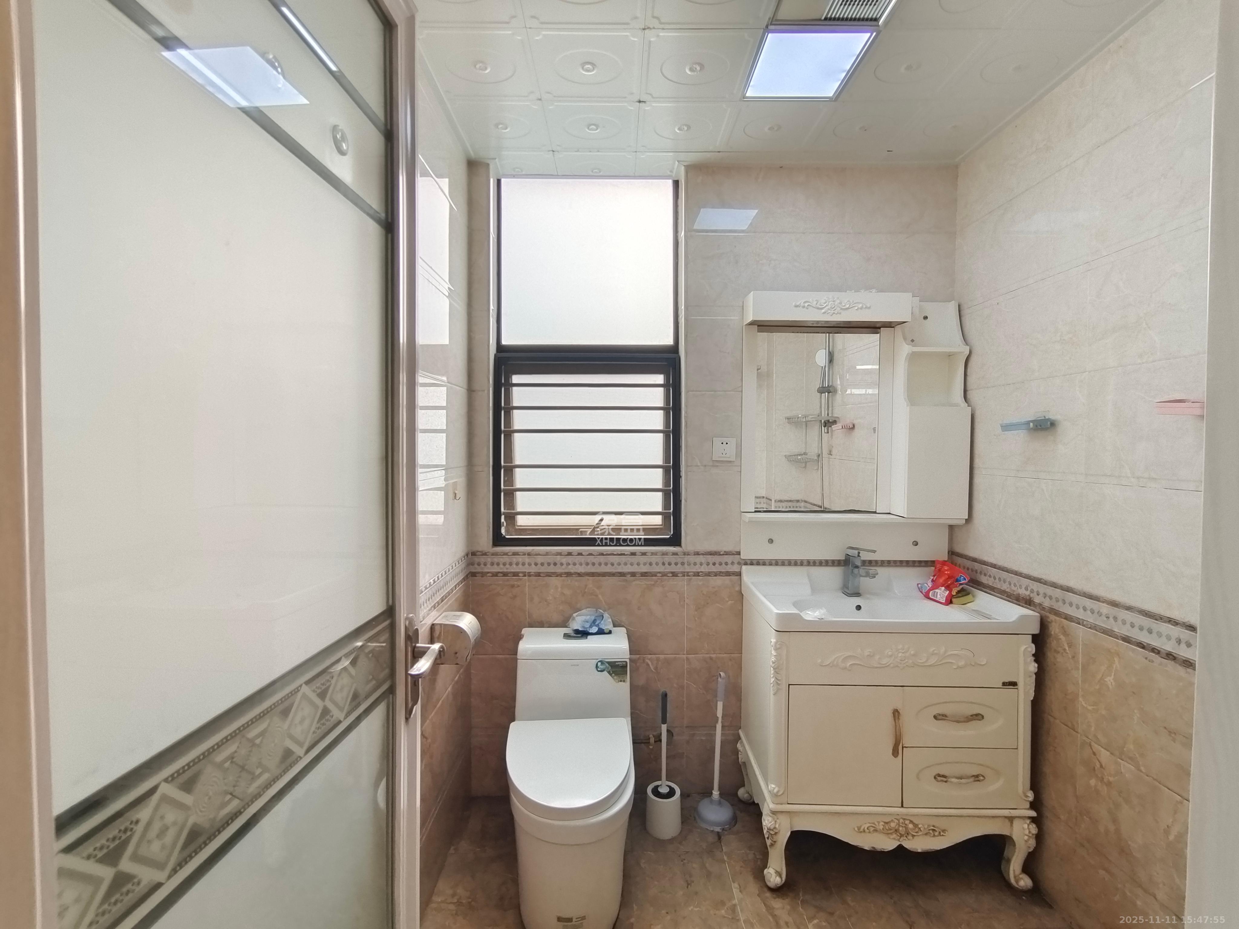 阳光100三期  2室2厅1卫    2500.0元/月室内图