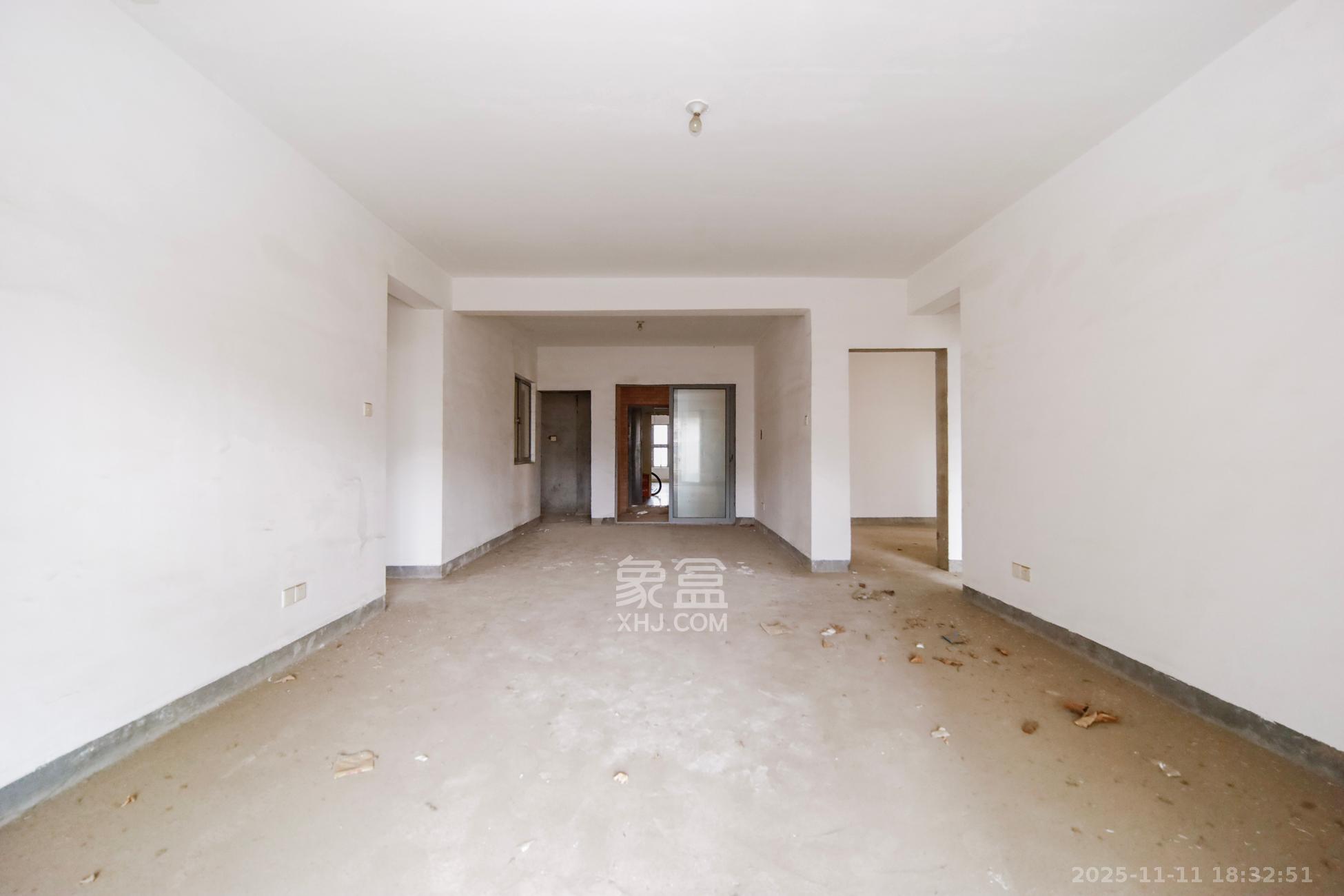 上海城小区  4室2厅2卫    138.0万客厅