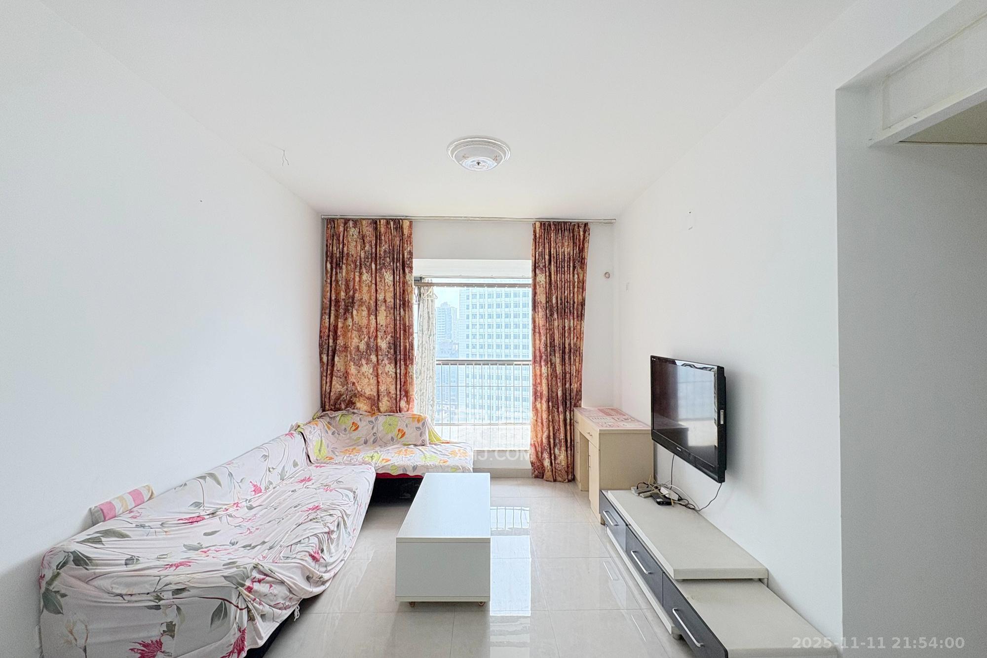 盛世美居荷园  3室2厅2卫    135.0万客厅