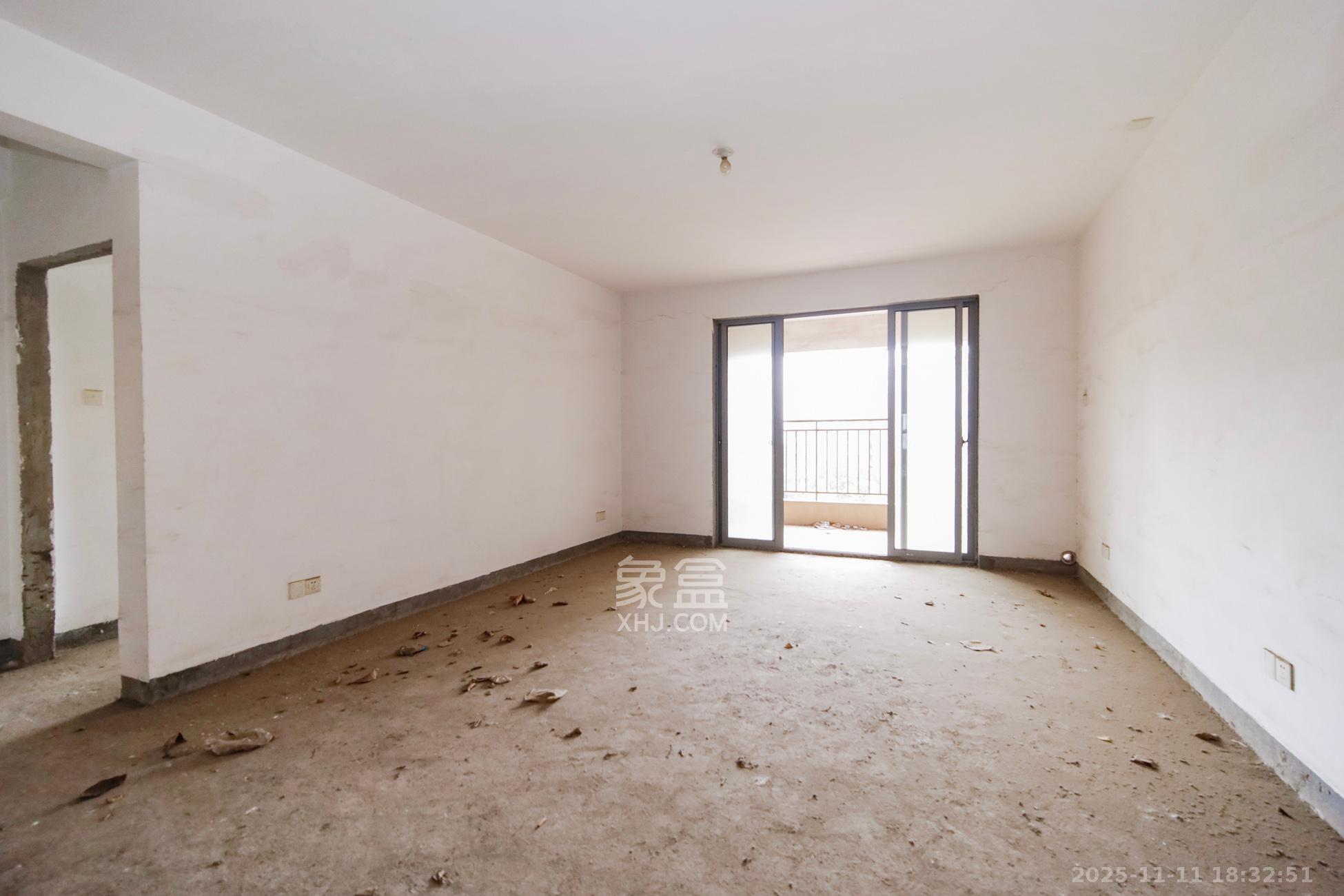 上海城小区  4室2厅2卫    138.0万客厅