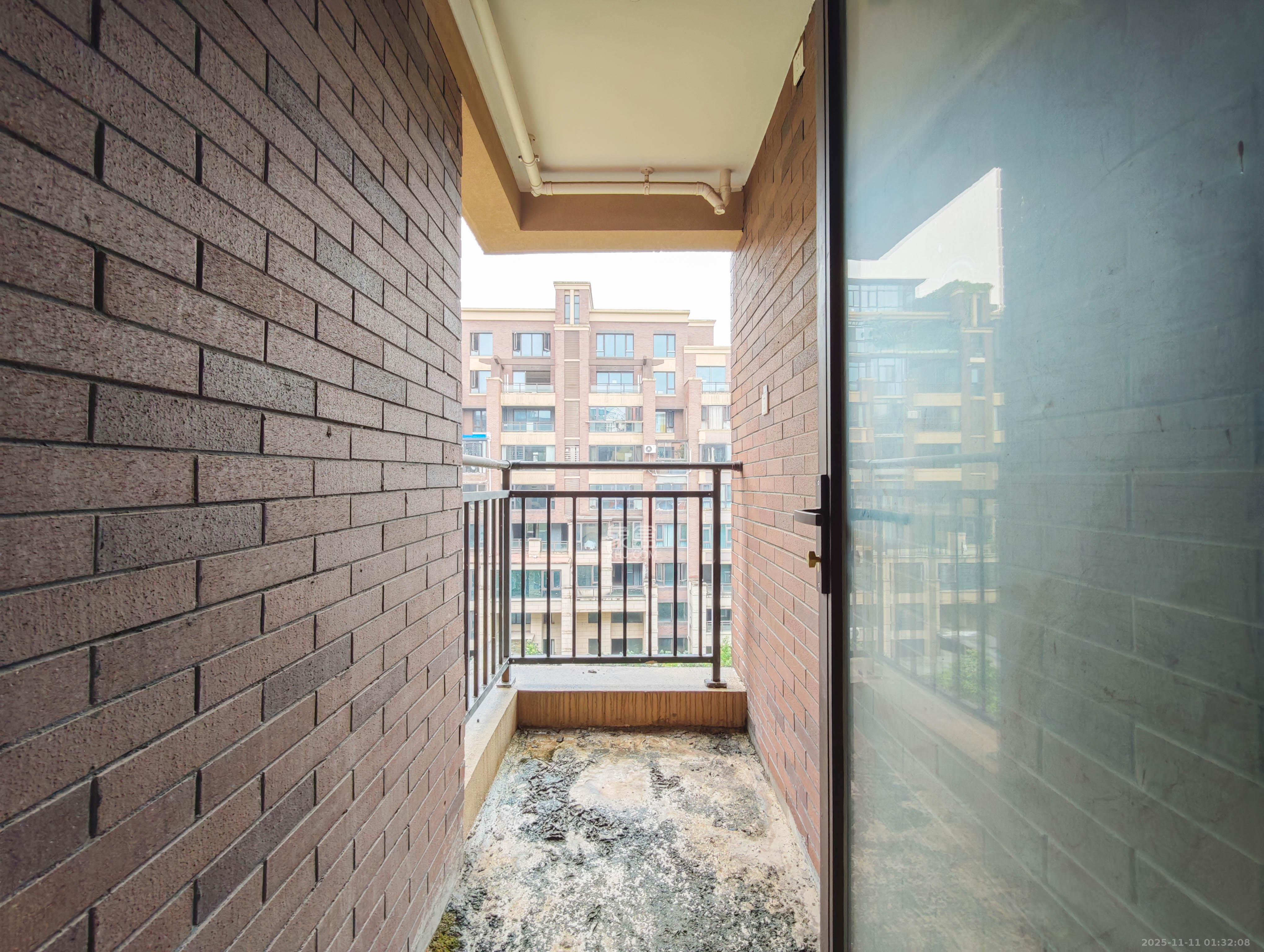 保利城（中航城国际社区、郡原美村）  4室2厅2卫    126.8万阳台