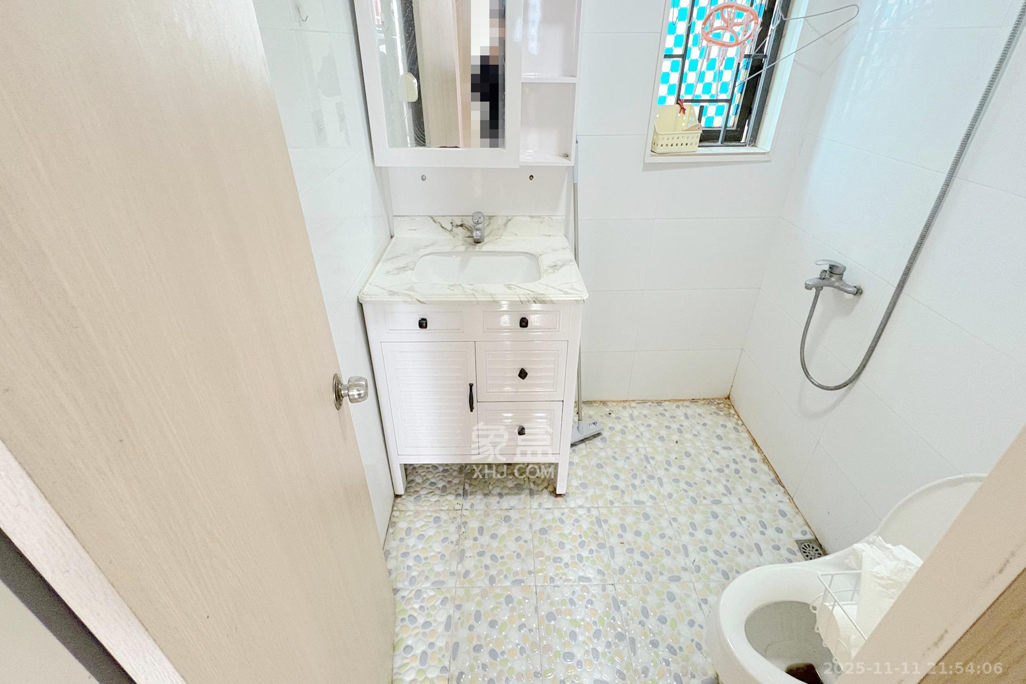 盛世美居荷园  3室2厅2卫    135.0万卫生间