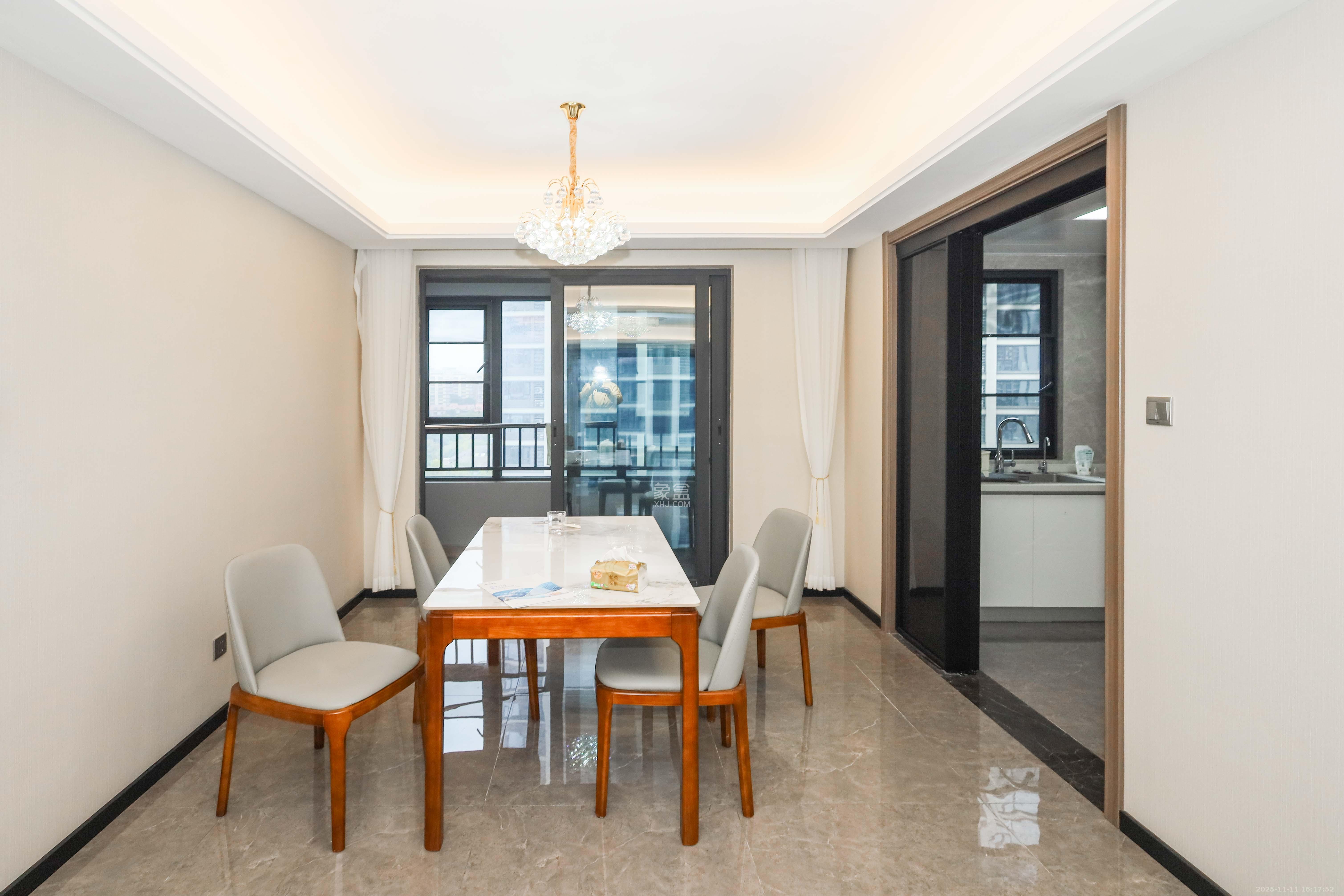 中海阅溪府  4室2厅2卫    192.0万客厅